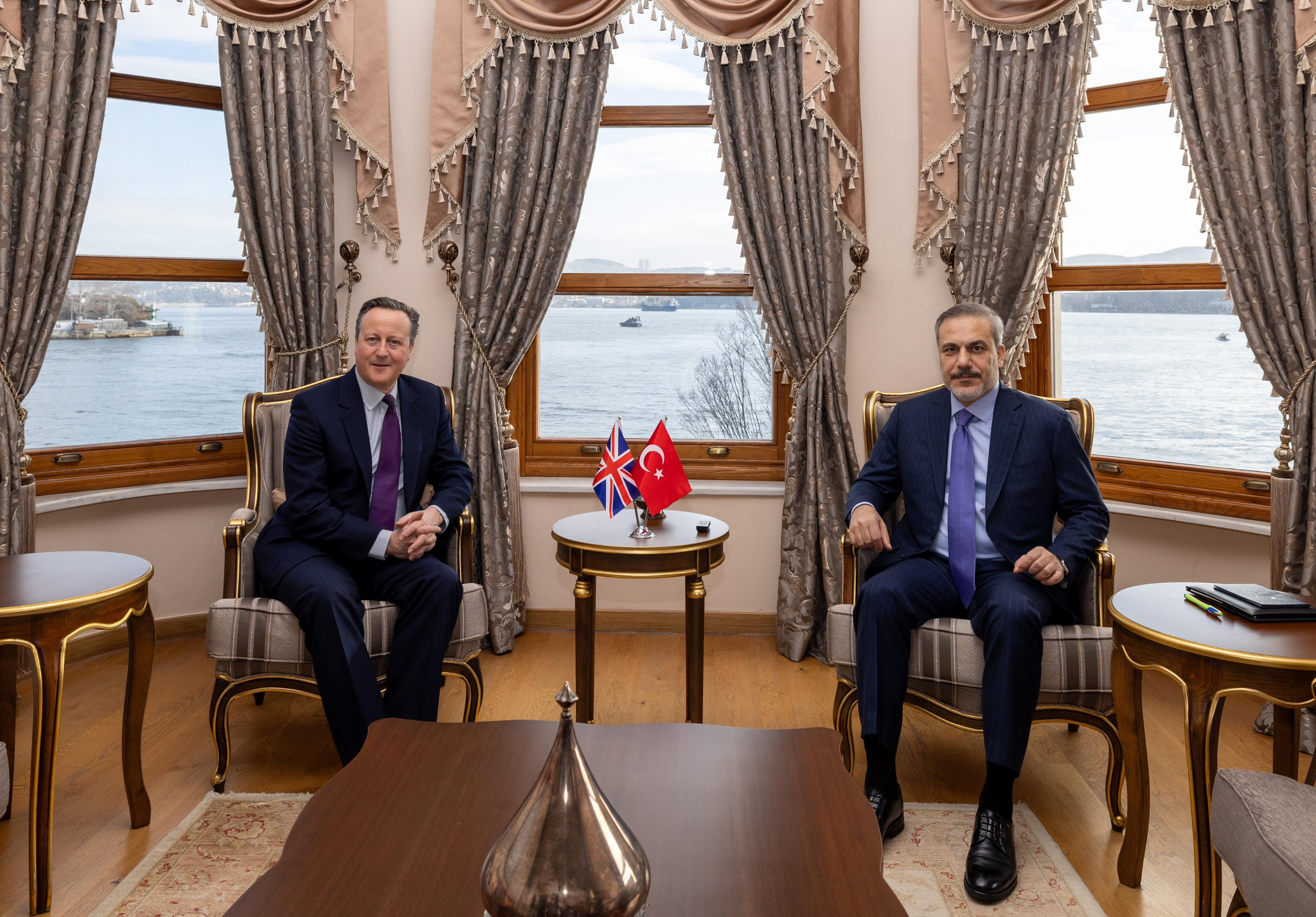 Bakanımız Hakan Fidan Birleşik Krallık Dışişleri Bakanı David Cameron’u İstinye’deki İstanbul Temsilciliğimizde ağırladı
