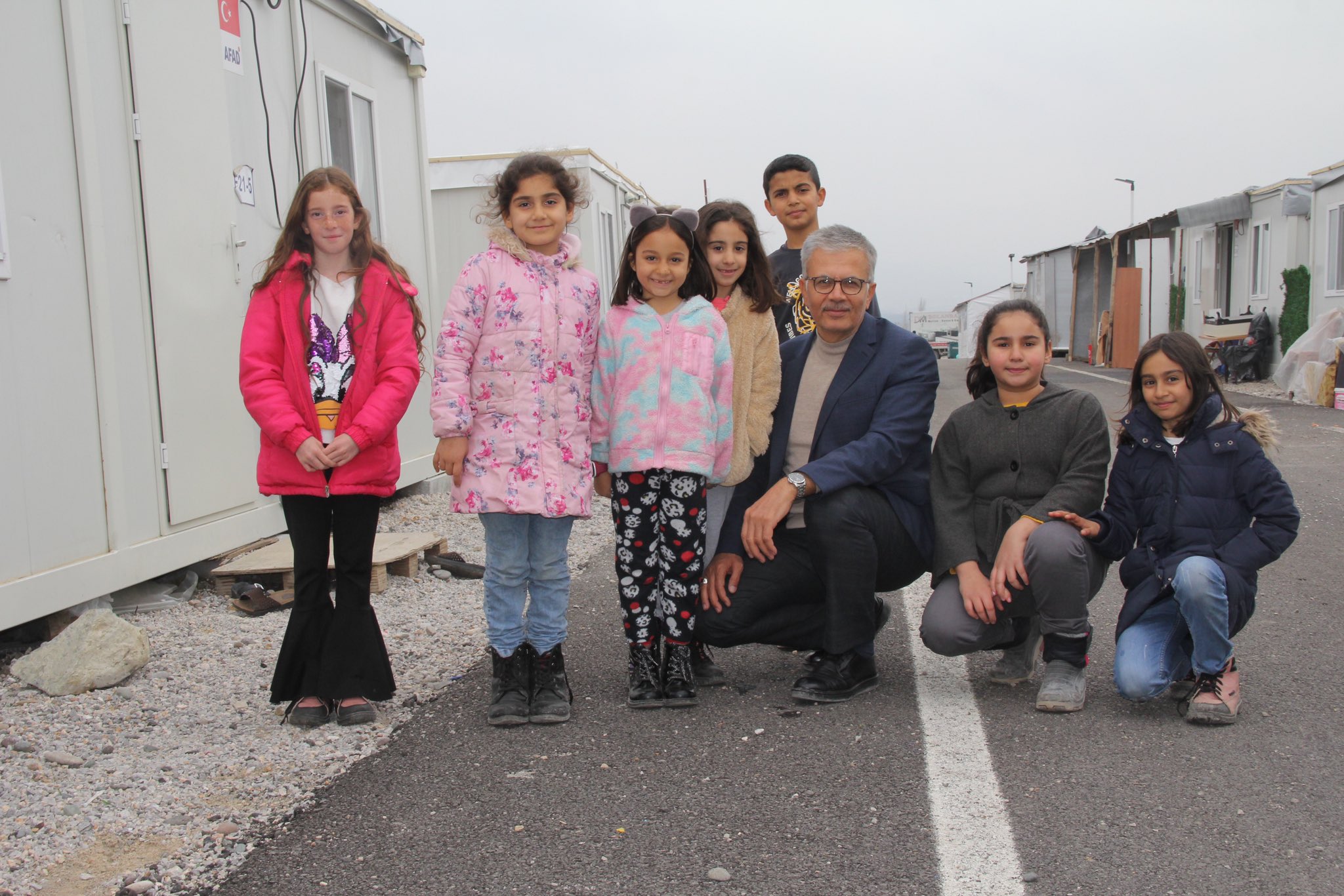 Bağımsız Aday Prof. Dr. Gezer Konteyner da Yaşayan Depremzedeleri Ziyaret Etti