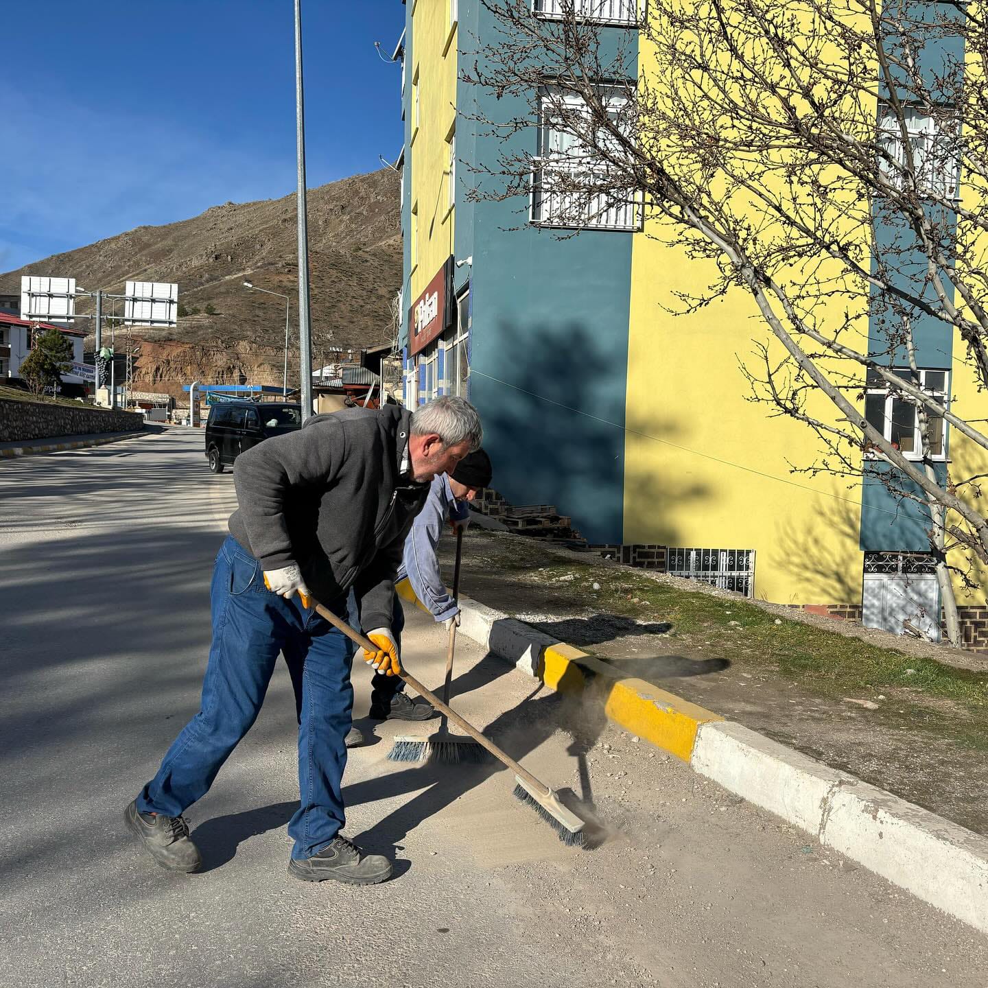 Arapgir Belediyesi Temizlik İşleri Müdürlüğü ekipleri daha temiz bir Arapgir için çalışmaları aralıksız sürüyor