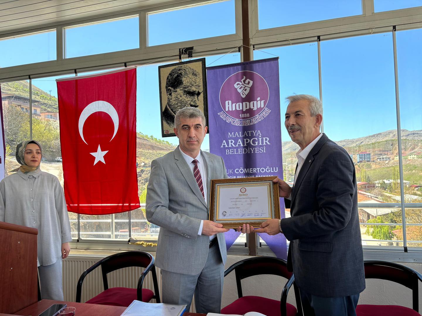 Cumhuriyet Halk Partisi’nden yeniden Arapgir Belediye Başkanı seçilen Haluk Cömertoğlu mazbatasını aldı.