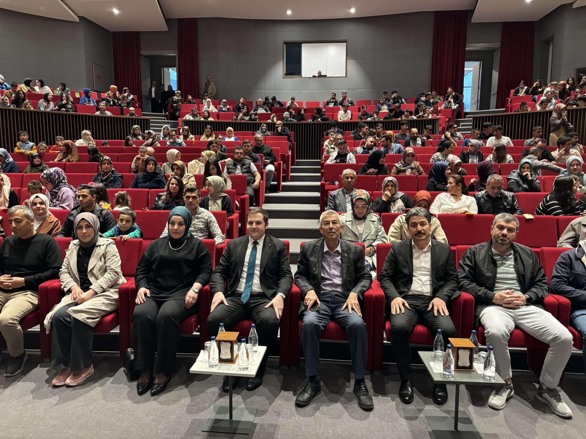 Arapgir Belediye Başkanı Haluk Cömertoğlu İlçemizde Düzenlenen ”Serdar Tuncer ile şiirli muhabbet” programına katıldı.