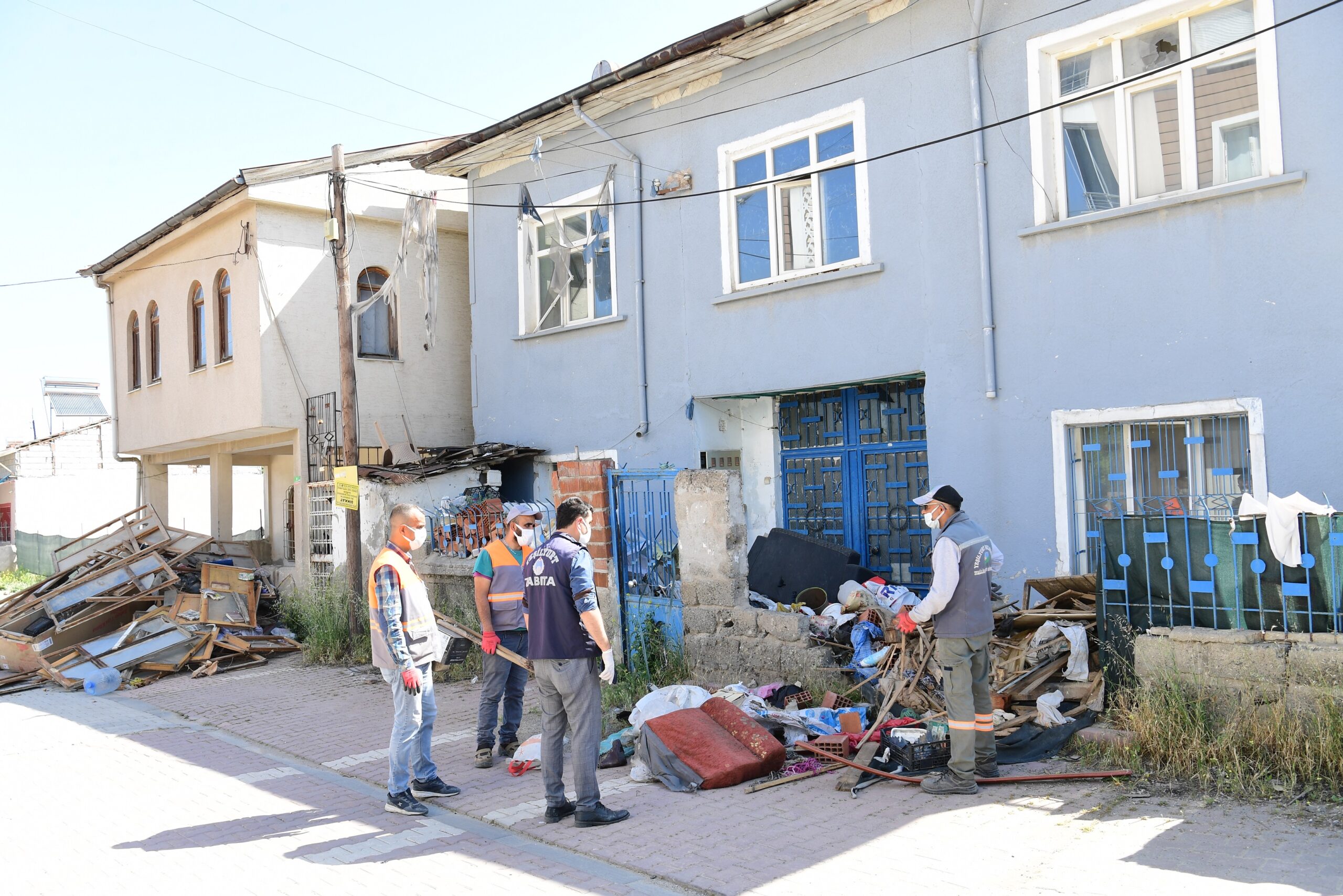 Yeşilyurt Belediyesi Ekipleri Çöp Evi Temizleyip, Dezenfekte Etti