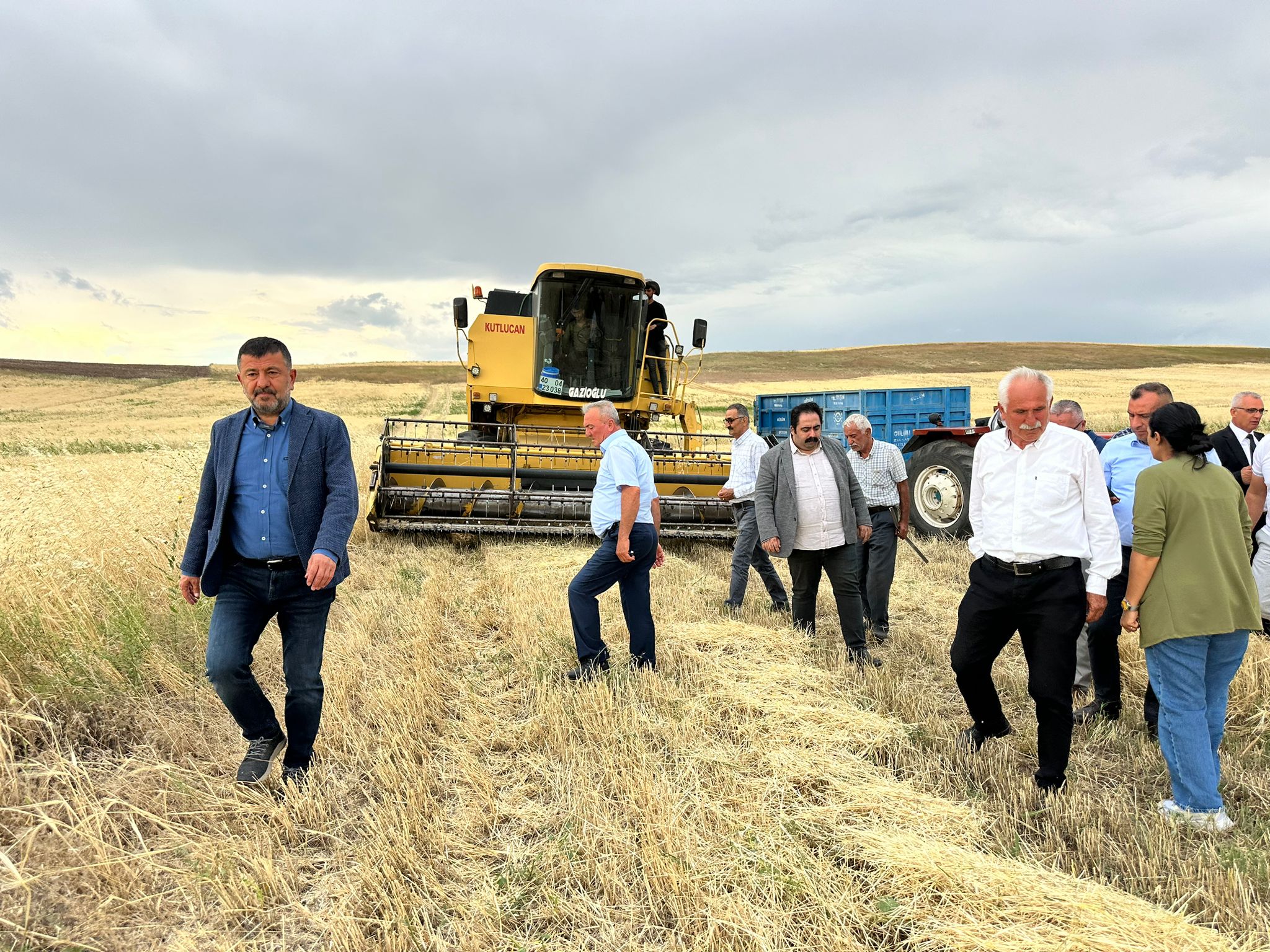 CHP Malatya Milletvekili Veli Ağbaba Malatya’da arpa ve buğday üreticisi çiftçileri ziyaret etti. 
