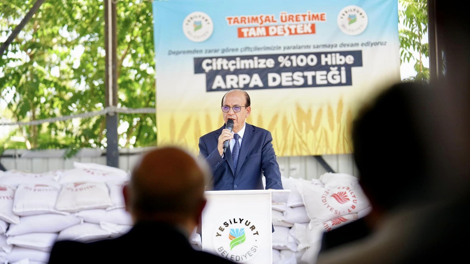 Başkan Geçit, “Depremzede Çiftçilerimize 35 Ton Arpa Dağıttık”