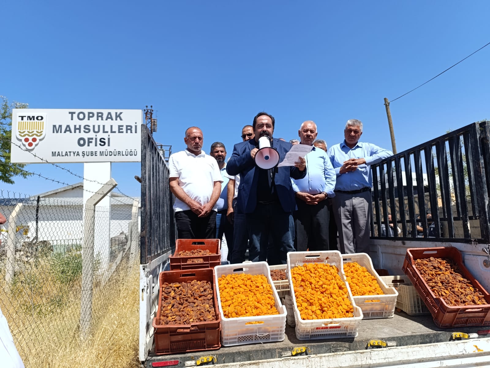 CHP’li Yıldız, TMO önünde kayısı sattı.