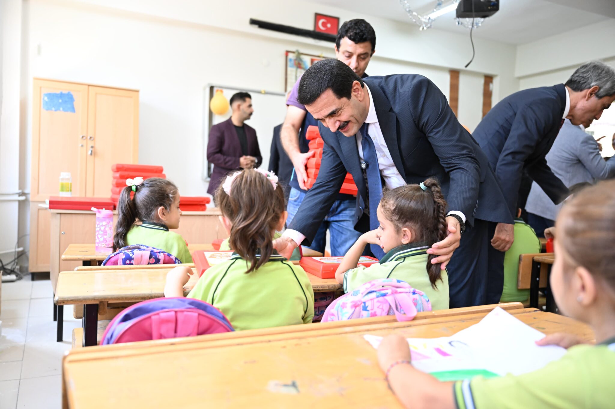 Başkan Taşkın’dan 1. Sınıf Öğrencilerine Sürpriz Hediyeler