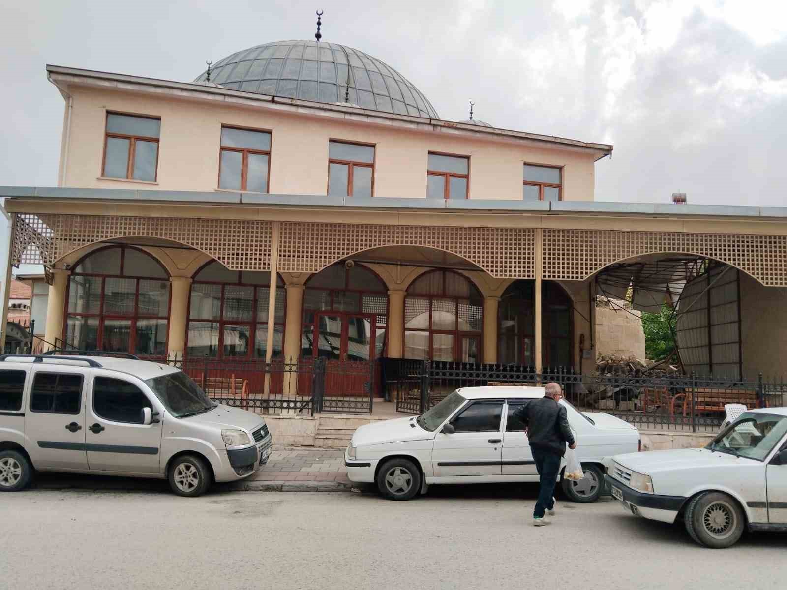 Depremde hasar alan tarihi camiler ayağa kaldırılıyor