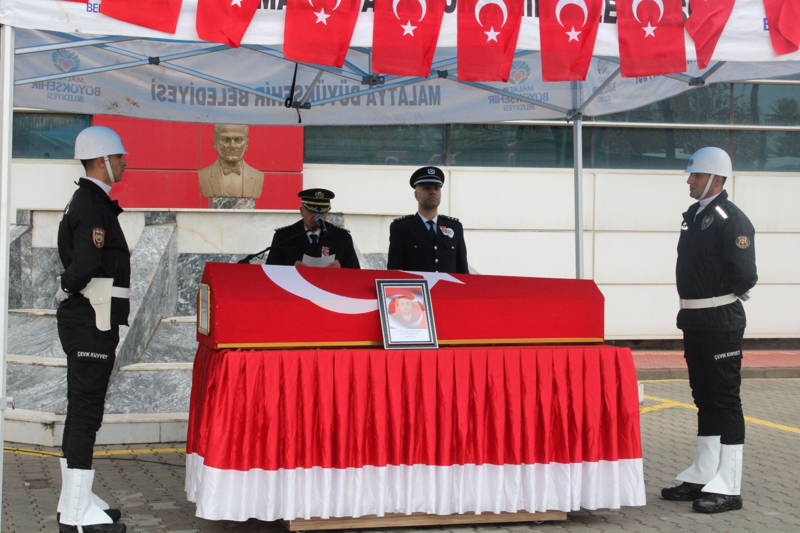 Şehit polis son yolculuğuna uğurlandı