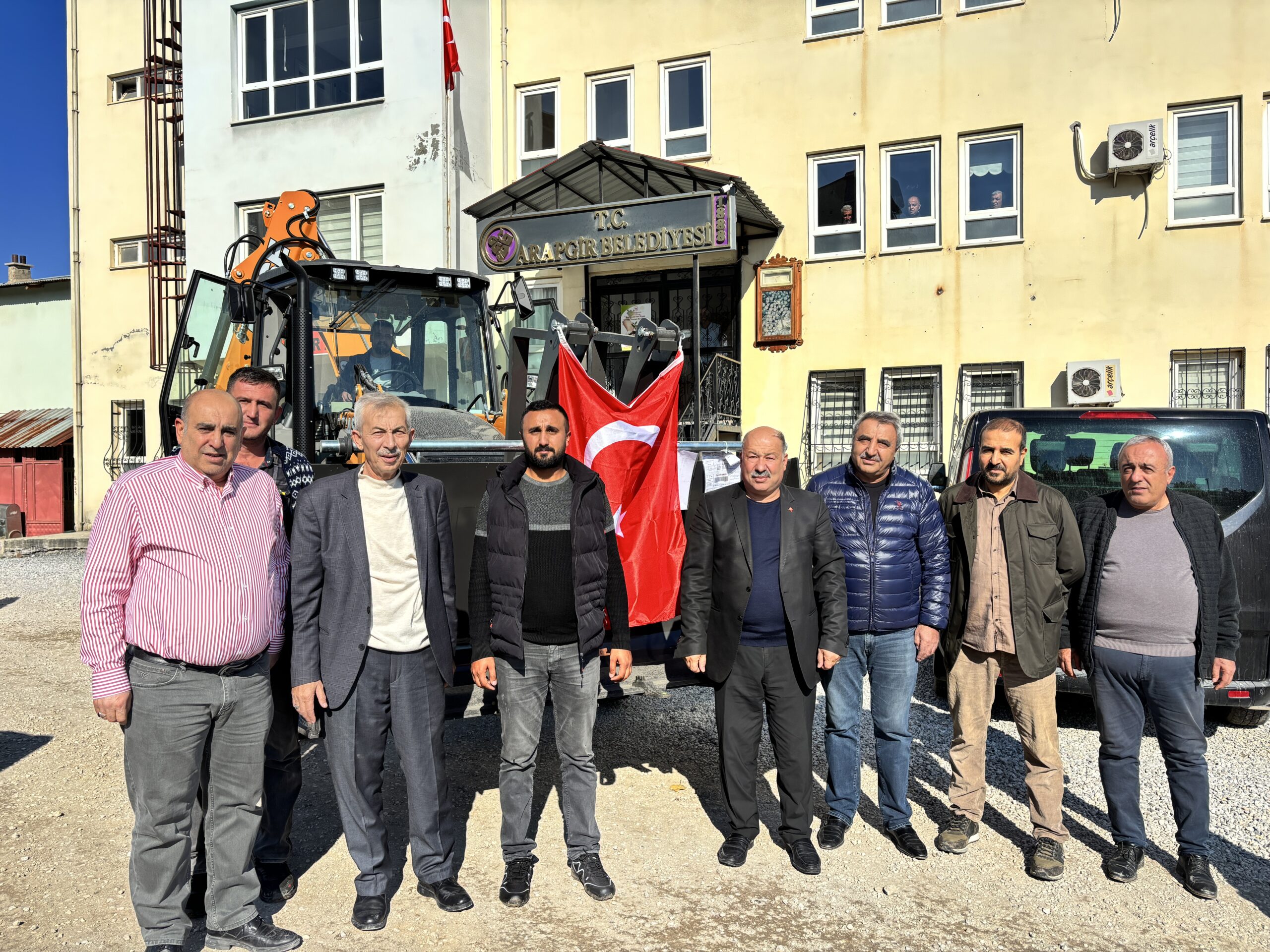 Türkiye Belediyeler Birliği tarafından Arapgir Belediyesi’ne hibe edilen iş makinesi Arapgir’e geldi.