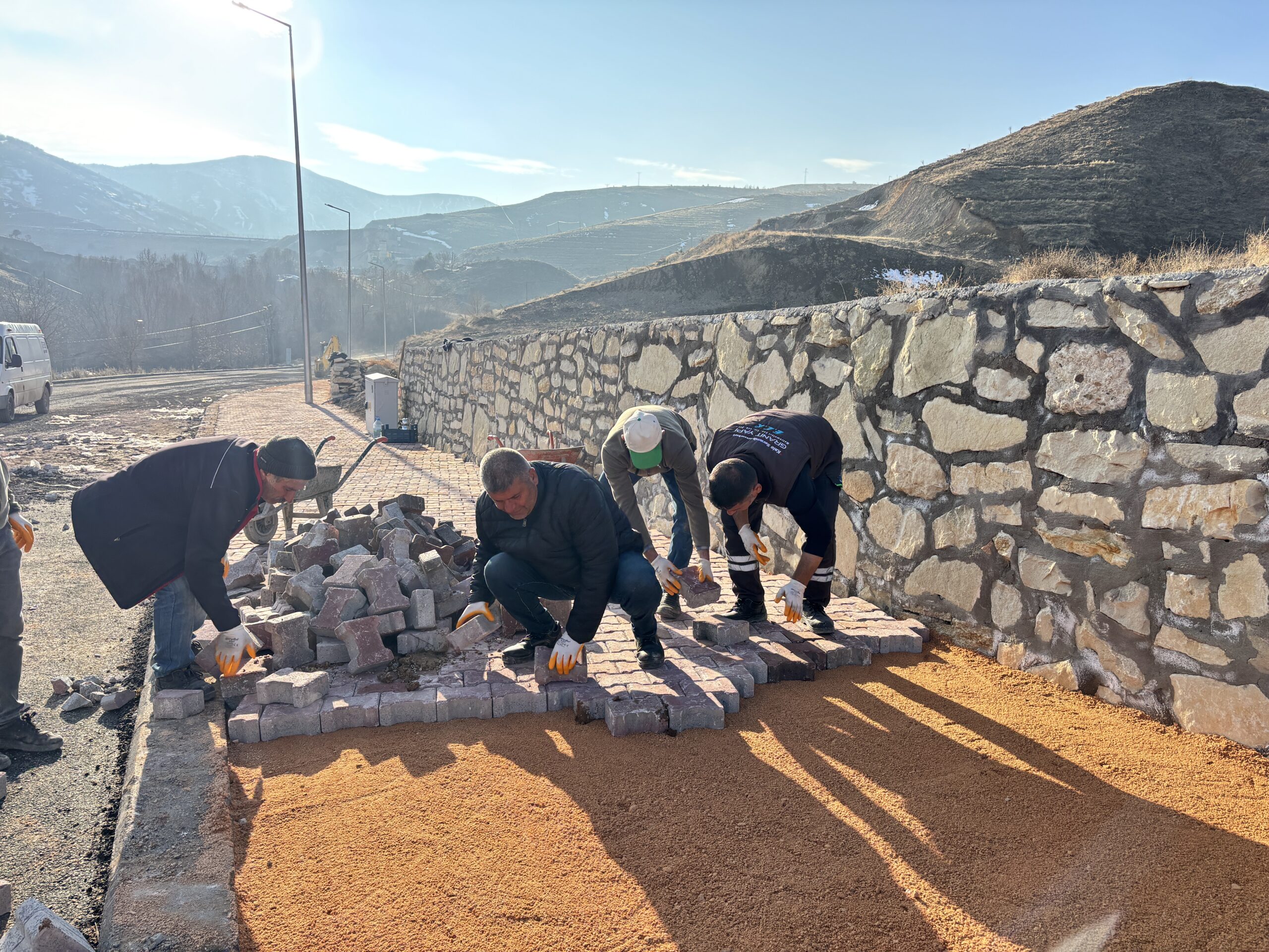 Arapgir Belediyesi- Şıhlar Mahallesi Kadıoğlu Sokak üzerinden kaldırım yapımı