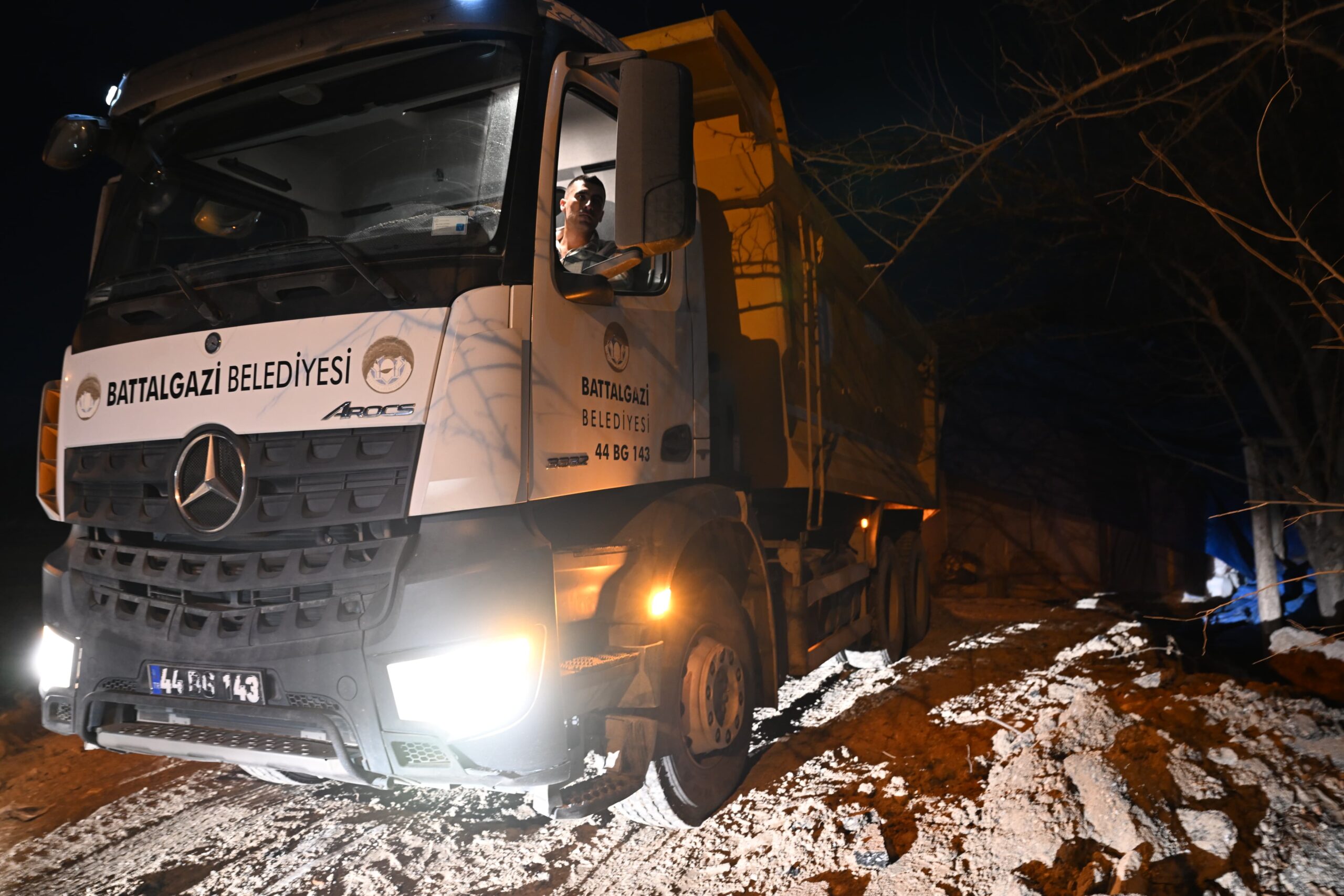 Hasırcılar’da Gece Mesaisi: Çamur Derdine Son