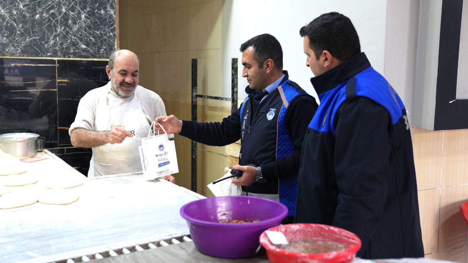 Zabıtadan Esnafa Yeni Yıl Tebriği ve Hijyen Denetimi