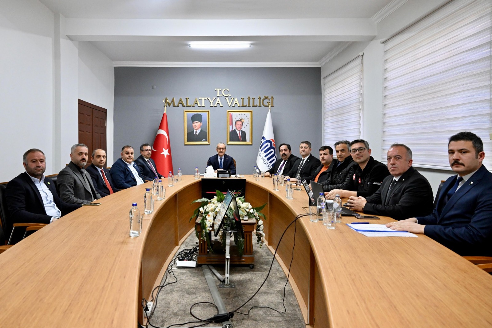 Malatya Valisi Seddar Yavuz’un siyasi parti il başkanlarıyla bir araya gelerek gerçekleştirdiği toplantıya Yeniden Refah Partisi Malatya İl Başkan Vekili Kerem Yeşilkaya katıldı.