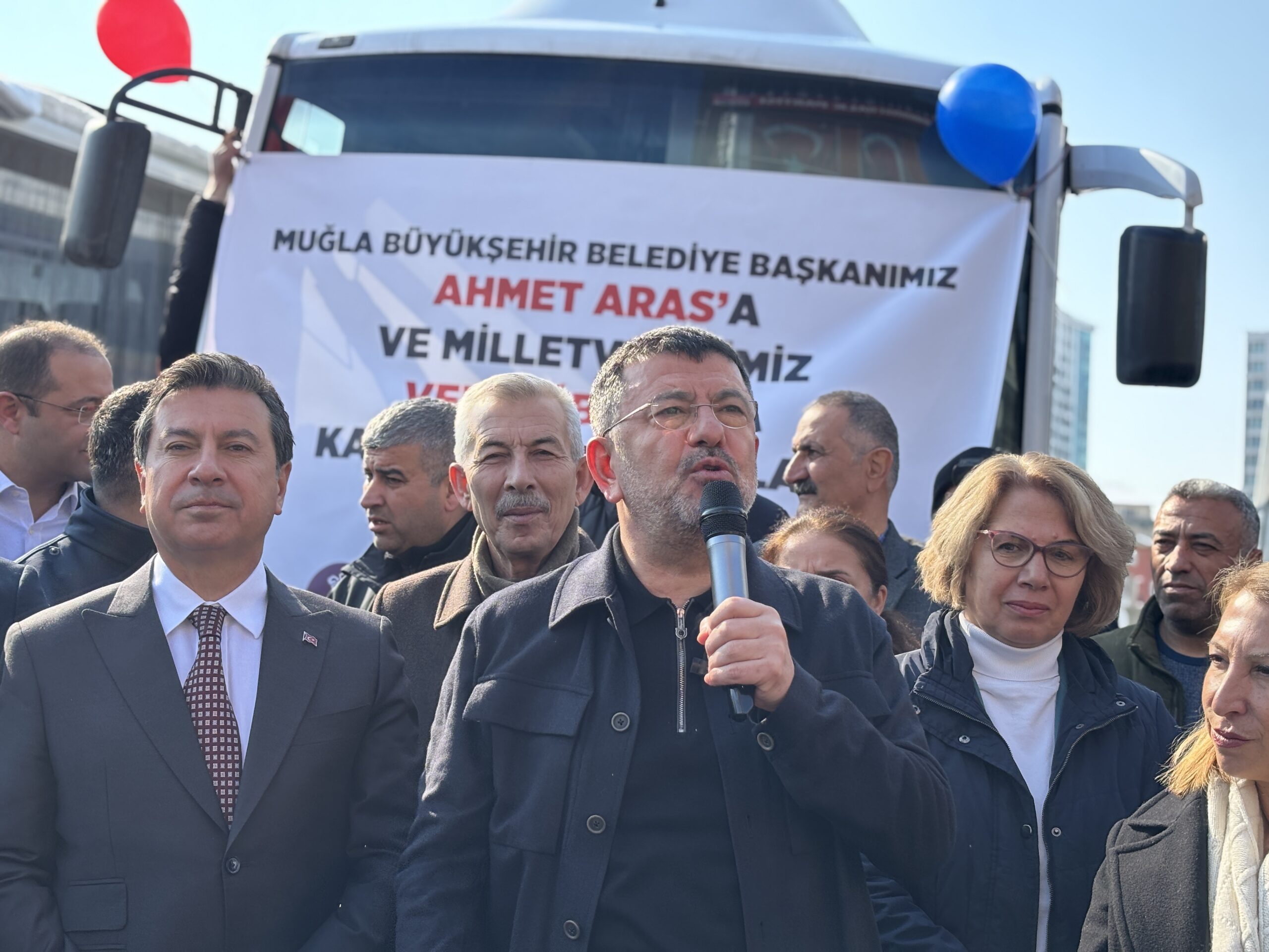 Muğla Büyükşehir Belediyesi tarafından hibe edilen toplu taşıma araçlarının teslim töreni düzenlendi.