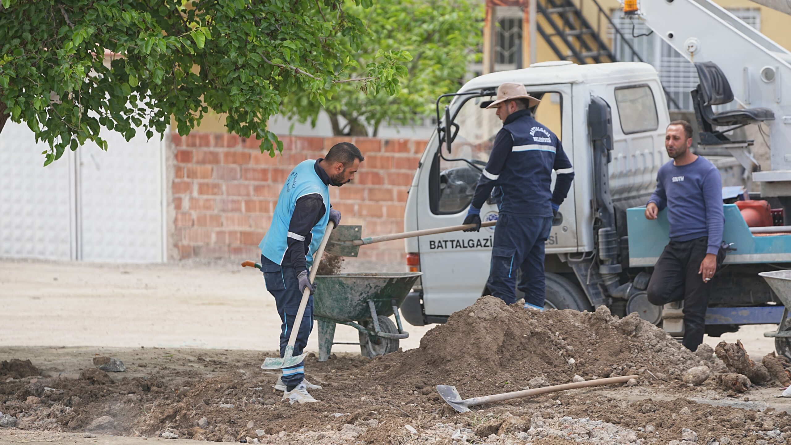 Çocuklara Yeni Oyun Alanı, Mahalleye Konforlu Yollar