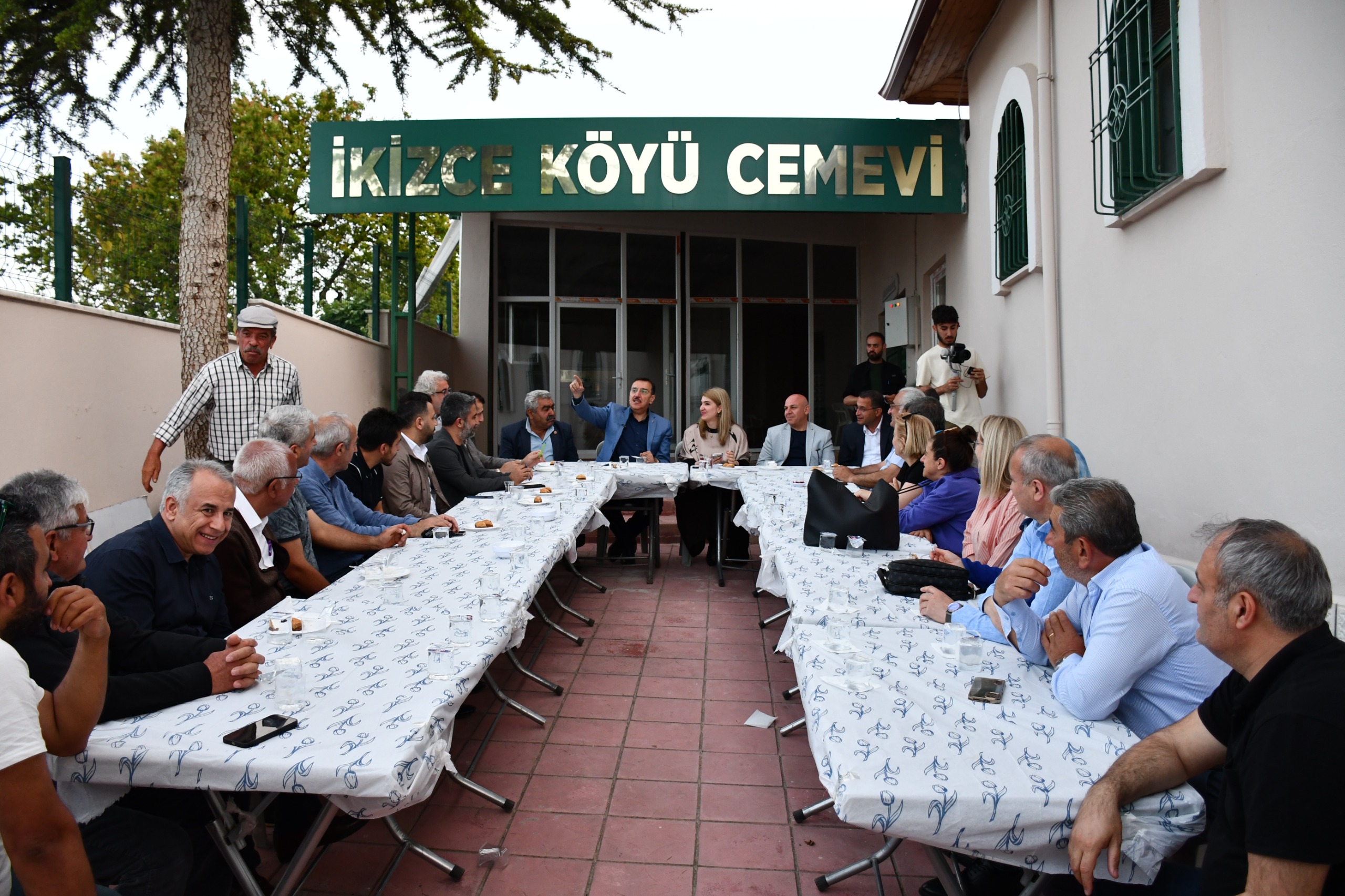 Geçmiş Dönem Gümrük ve Ticaret Bakanı Bülent Tüfenkci ve Milletvekili İnanç Siraç Kara Ölmeztoprak, İkizce Mahallesi’nde Vatandaşlarla Buluştu