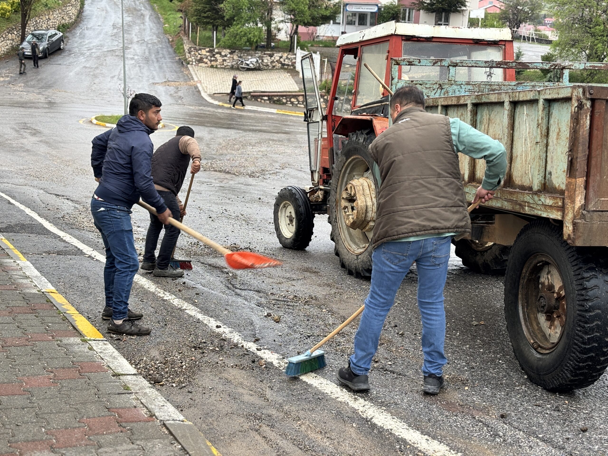 Arapgir’de Dolu Ve Sel Sonrası Belediye Ekiplerinden Hızlı Müdahale