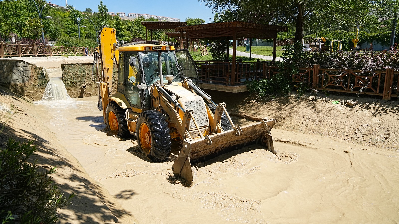 Battalgazi Belediyesi’nden Çınar Park’ta Temizlik Çalışması