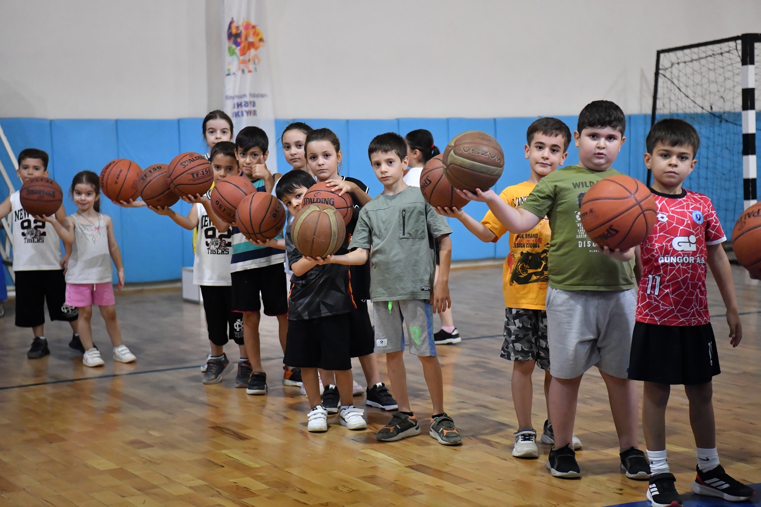 Yeşilyurt Belediyesinin Basketbol Kursu, Miniklere Neşe ve Enerji Getiriyor!