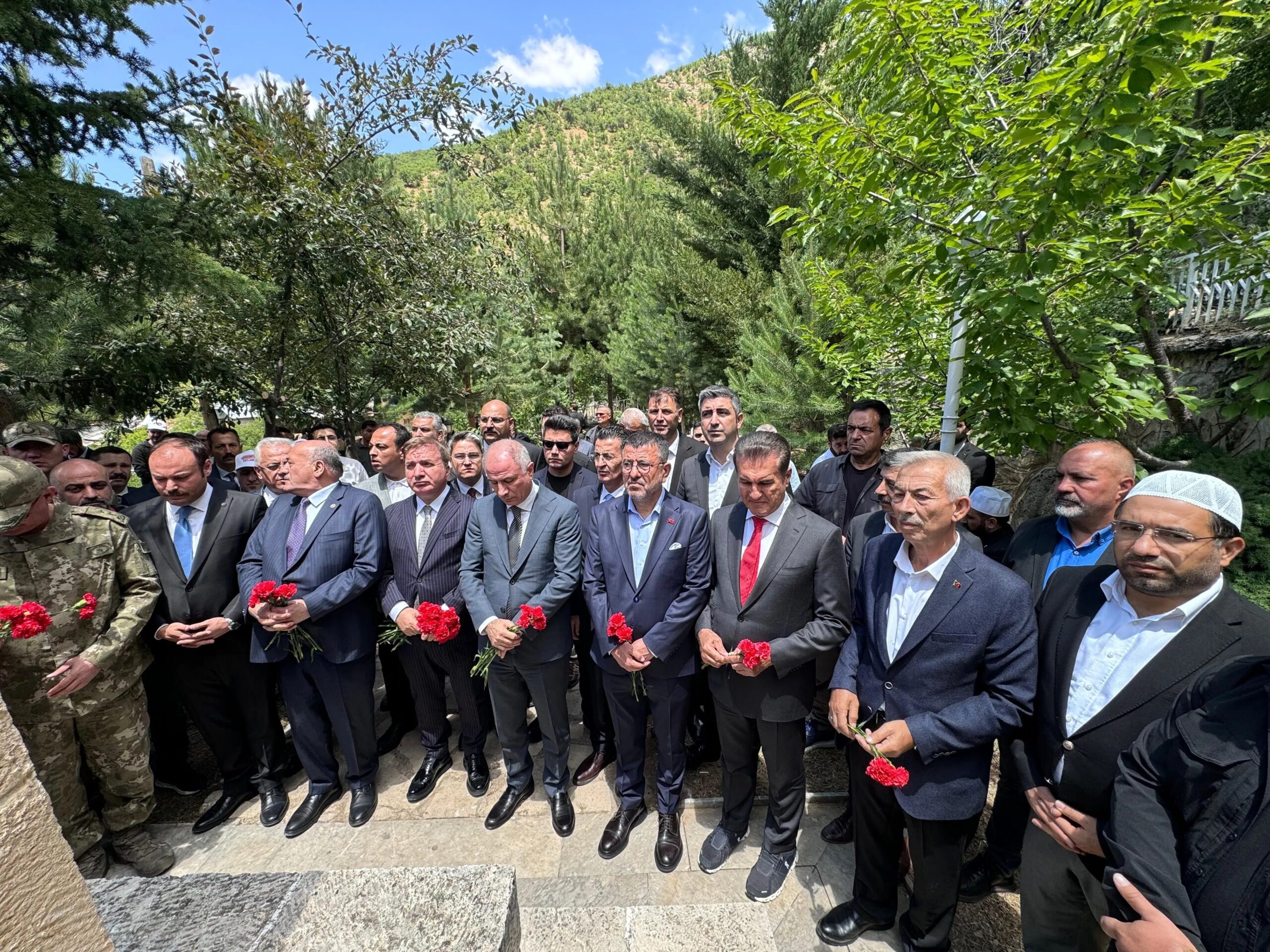 Birlik ve beraberliğimize kasteden bu menfur saldırıyı lanetliyor, şehitlerimizi rahmet ve minnetle anıyoruz.