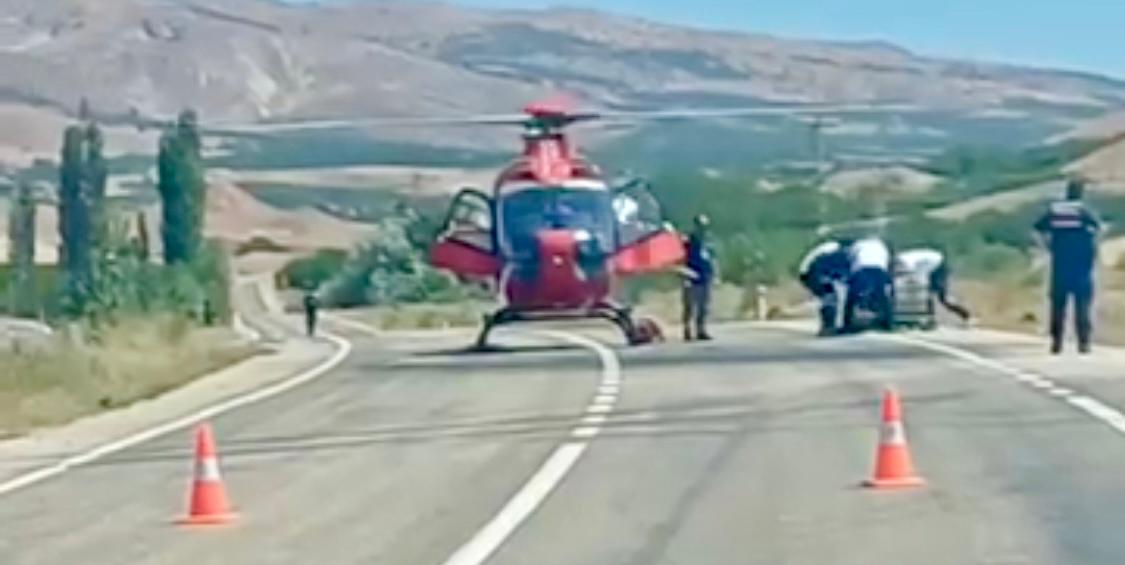 Kuluncak’ta helikopter ambulans hasta almak için karayoluna indi