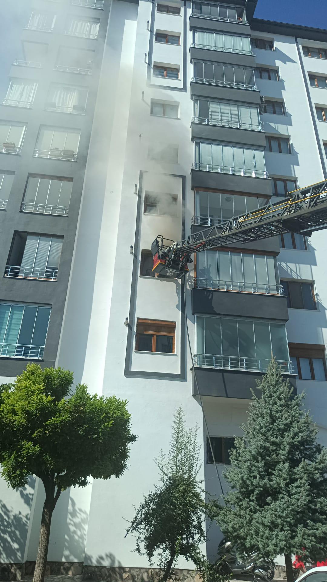 Yeşilyurt’ta 10 katlı apartmanda yangın