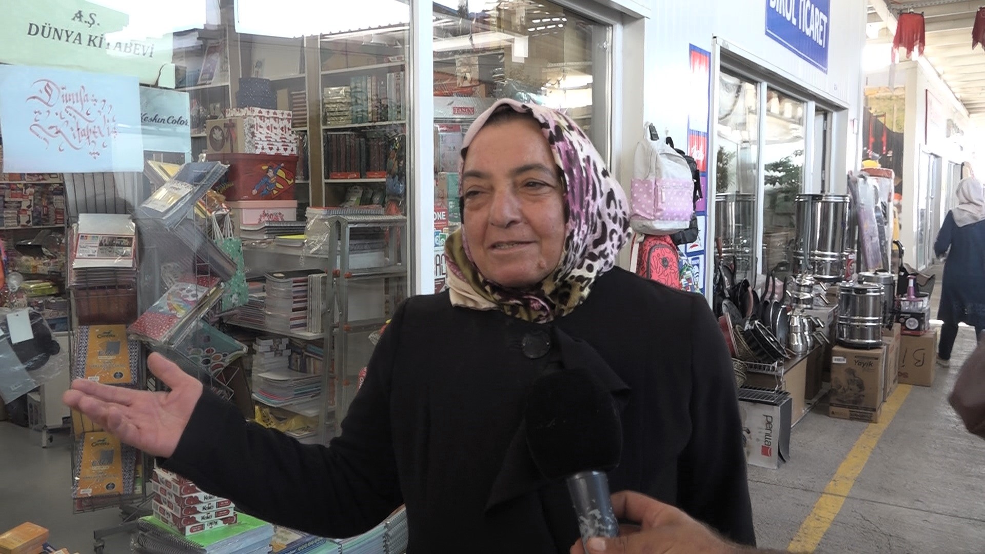 Okullar Pazartesi açılıyor, kırtasiye fiyatları el yakıyor