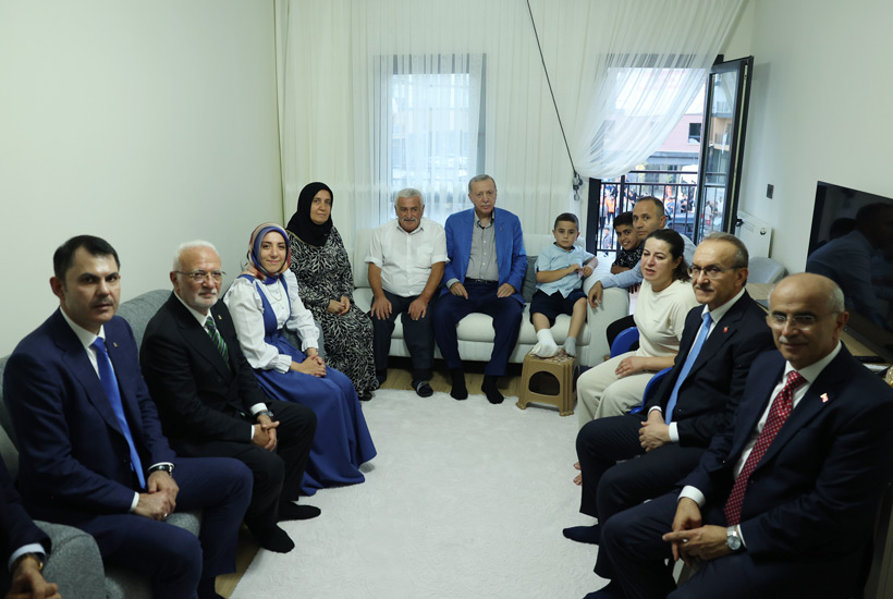 Cumhurbaşkanı Erdoğan, Malatya’da depremzede aileyi yeni yuvalarında ziyaret etti.