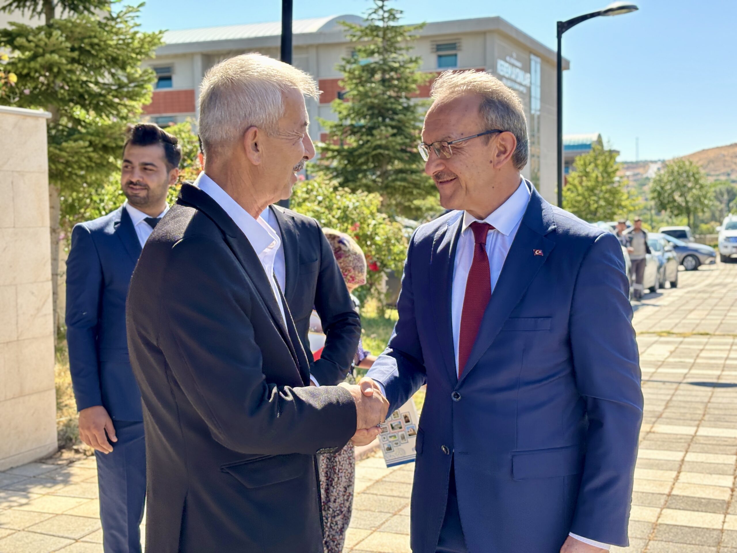Vali Seddar Yavuz Arapgir’de muhtarlarla buluştu