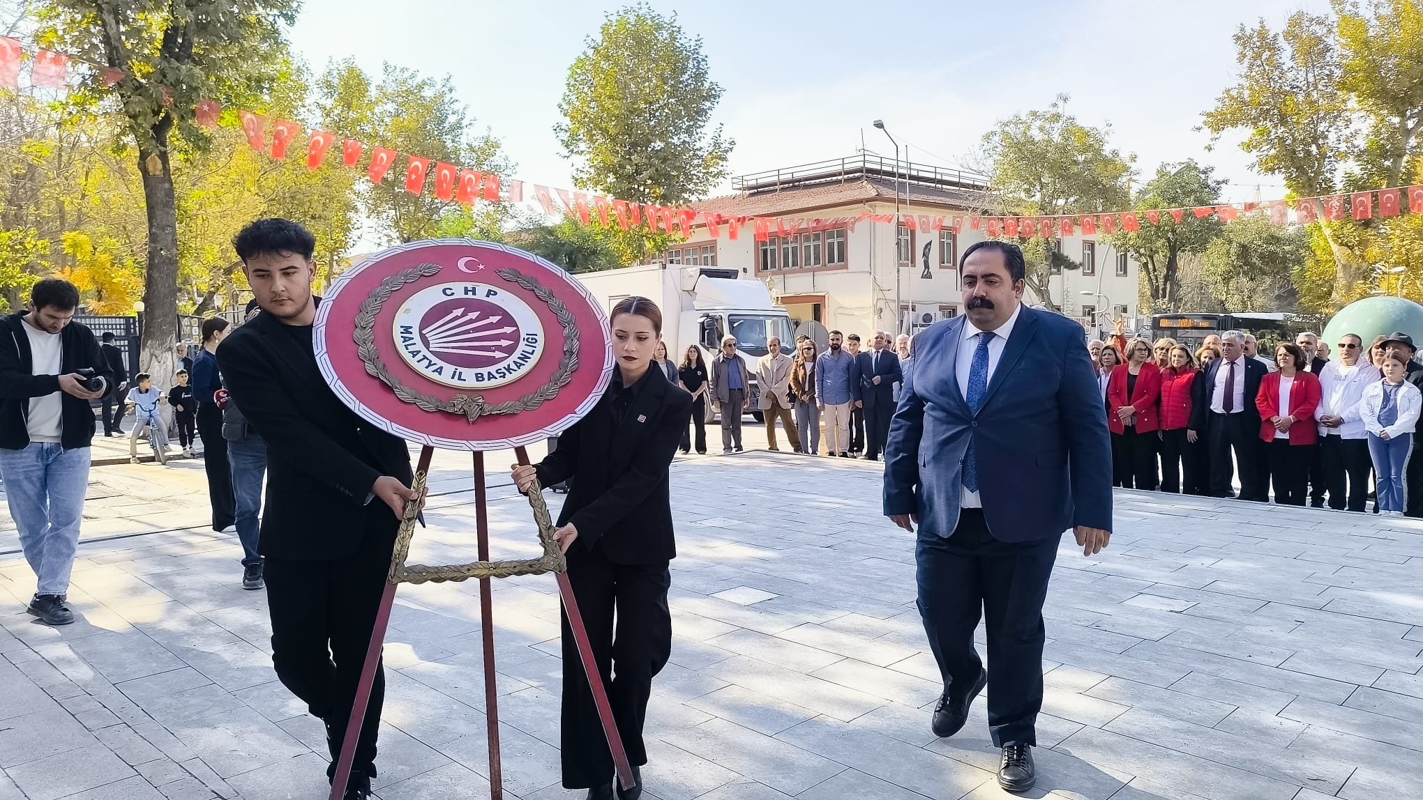 CHP Atatürk Anıtı’na Çelenk Sundu