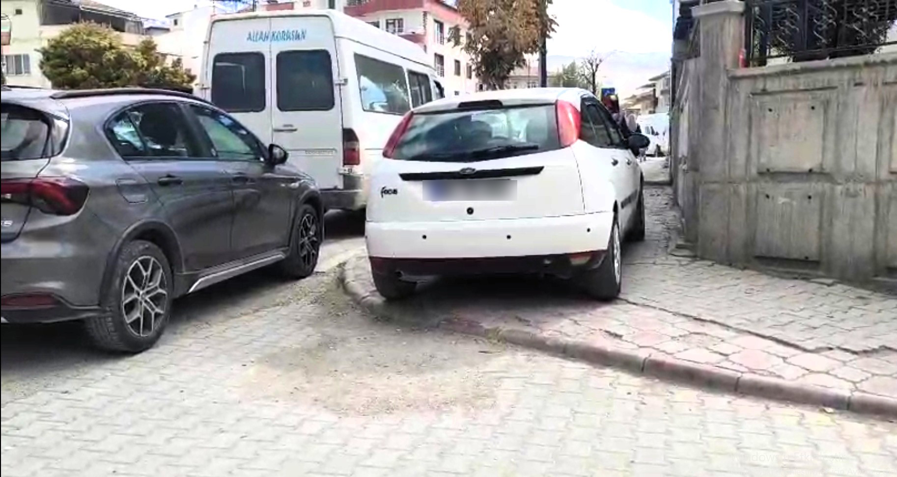 Kaldırım parkları yayaları çileden çıkarıyor