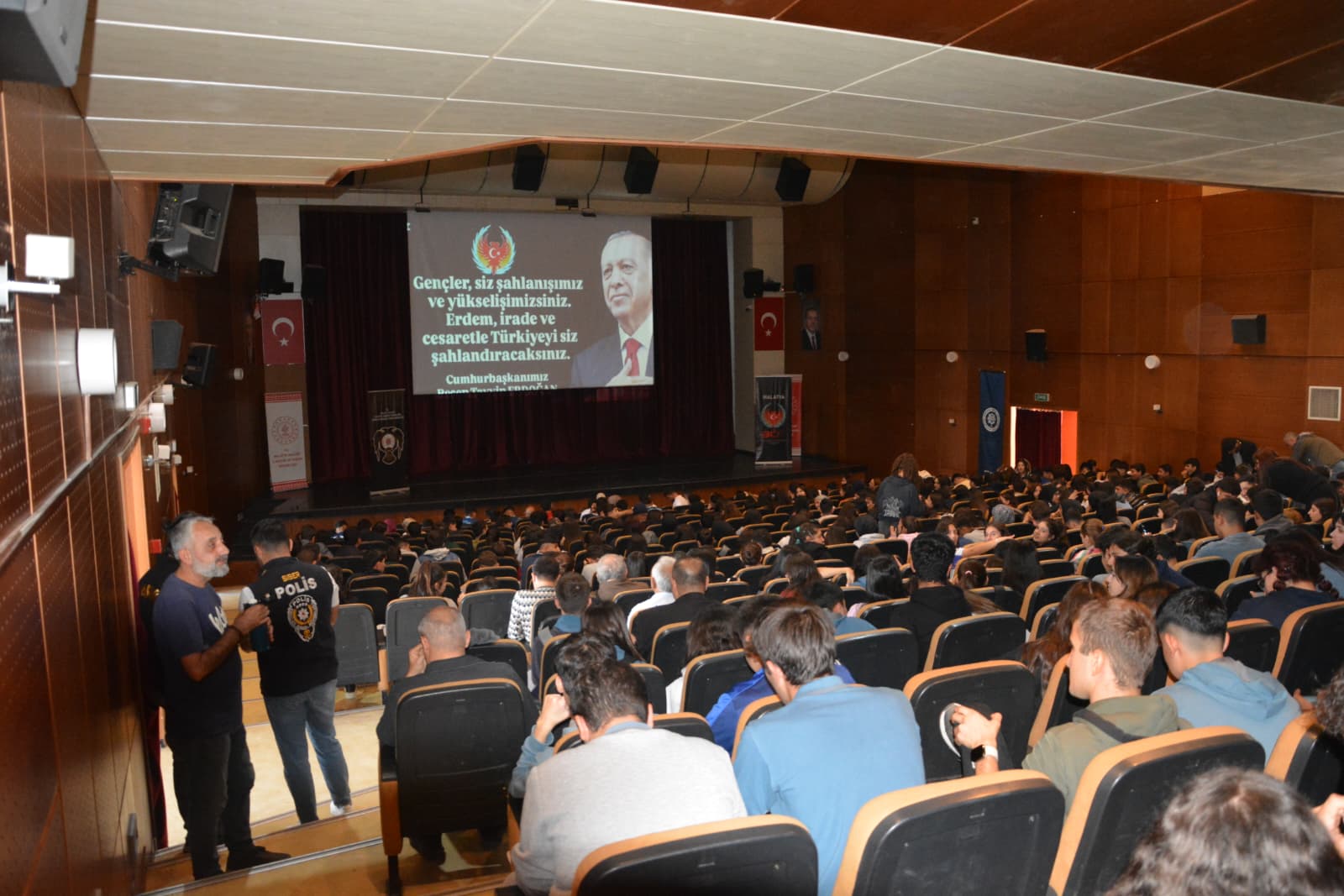 ‘Gençlik ve Güvenli Gelecek’ Projesiyle Gençler Hem Eğlendi Hem Bilgilendi