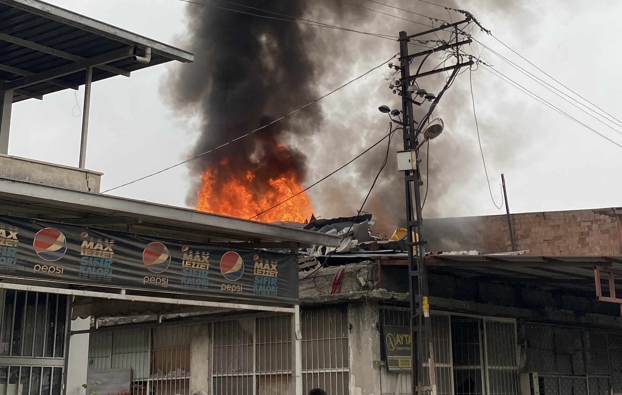 Sanayide işyeri yangını korkuttu, dumanlar gökyüzünü kapladı