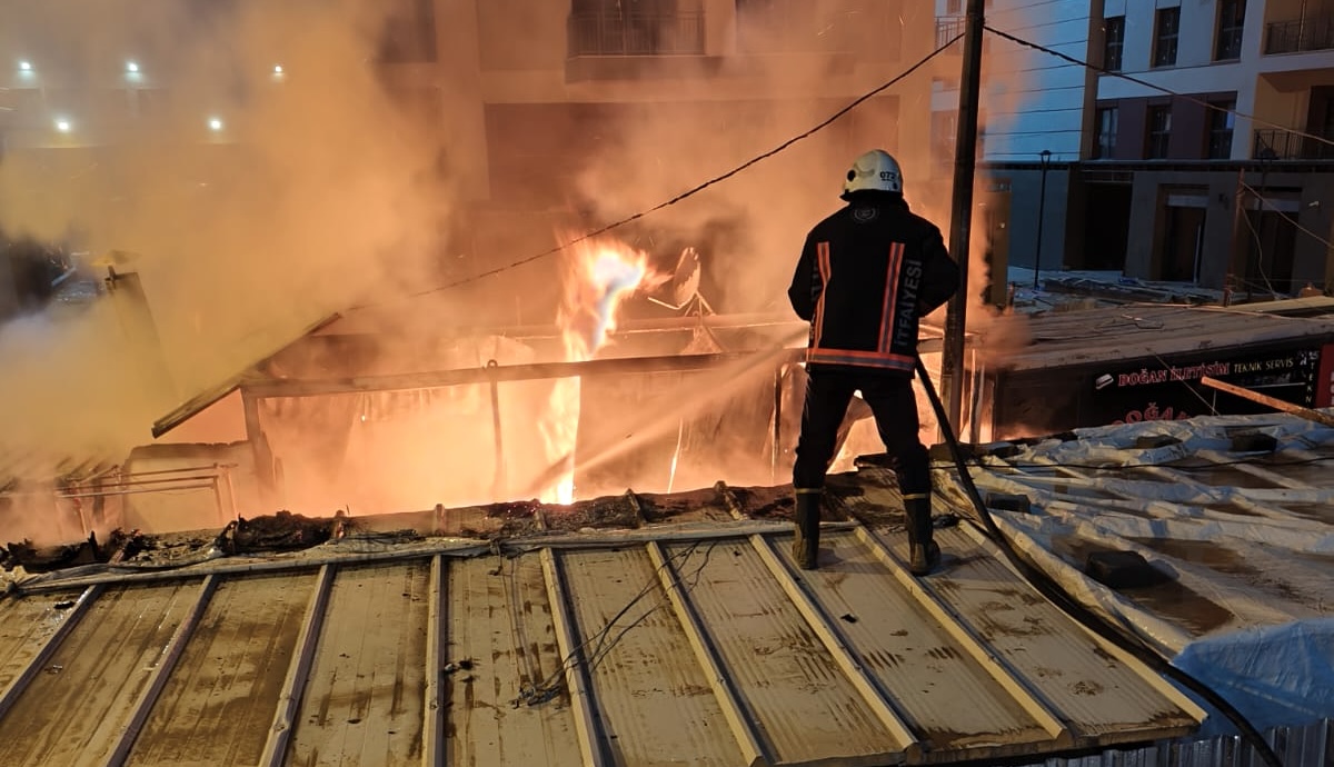 Akpınar Mahallesinde Gece Yarısı Çıkan Yangın Korkuttu