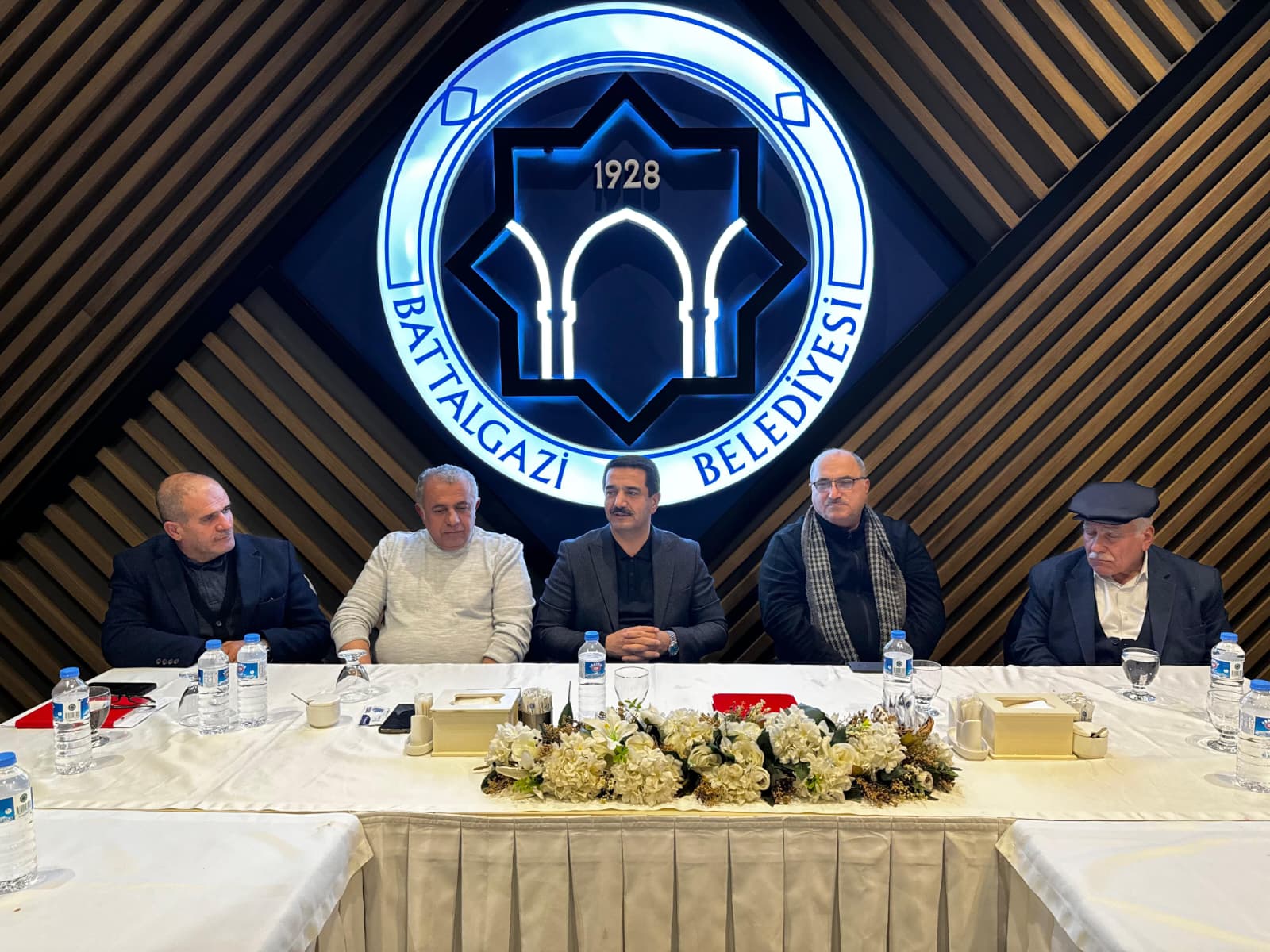 Battalgazi Belediye Başkanı Bayram Taşkın, Battalgazi Muhtarlar Derneği üyesi muhtarlarla Yeşilçam Sosyal Tesisleri’nde bir araya geldi.