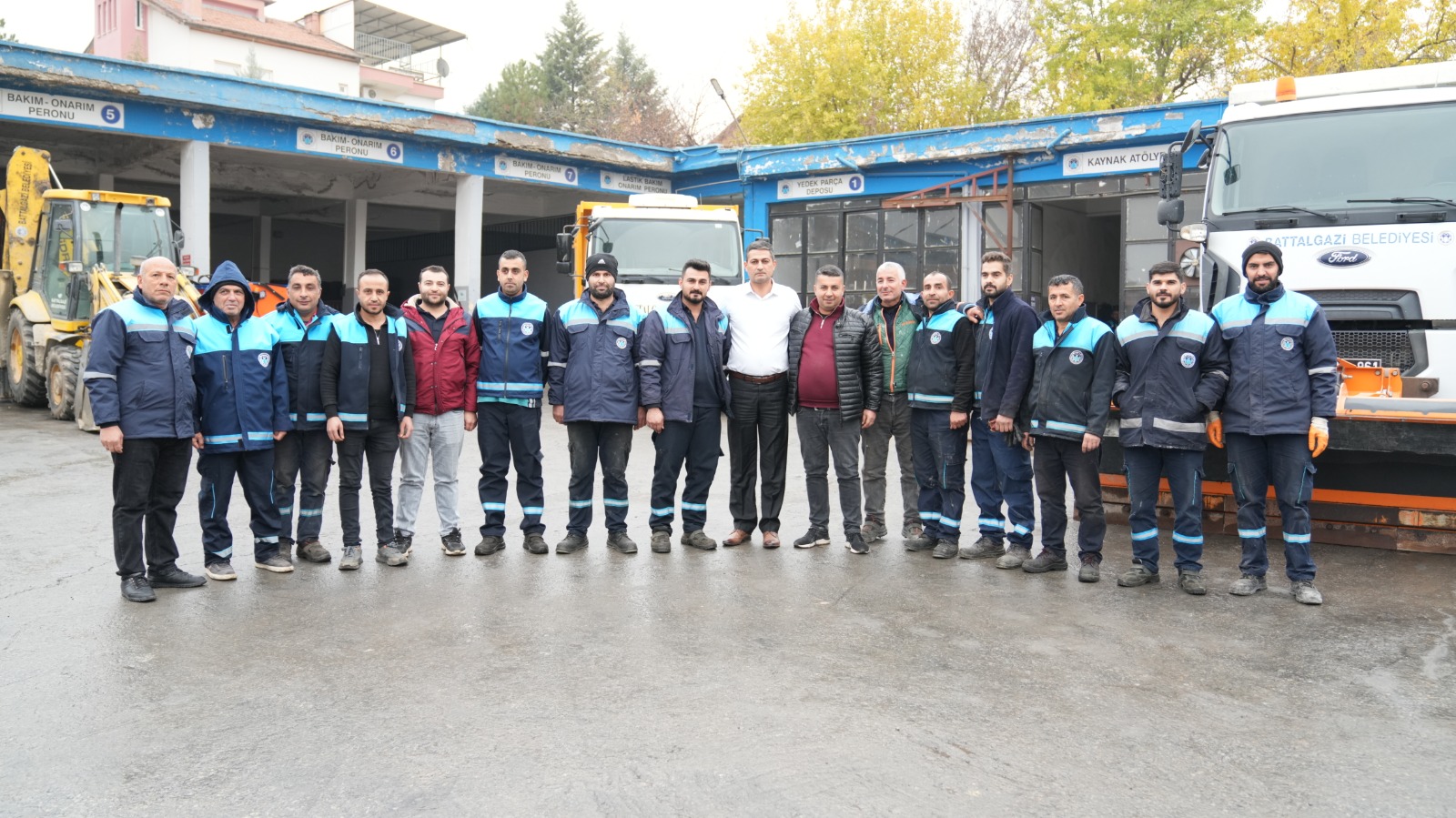 Meteoroloji Genel Müdürlüğü’nün kar yağışı uyarısının ardından Battalgazi Belediyesi, Fen İşleri, Temizlik İşleri ve Makine İkmal Müdürlükleri koordinasyonunda 24 saat esasına göre teyakkuz durumuna geçti.