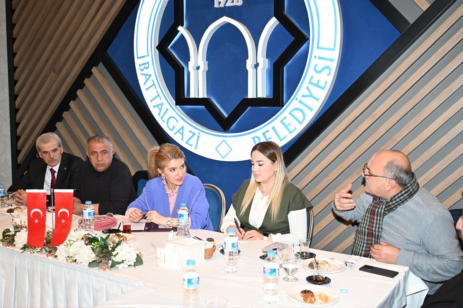 Muhtarlarımızla güçlü bir koordinasyon içinde hareket etmek, çözüme ulaşmanın en hızlı yoludur.