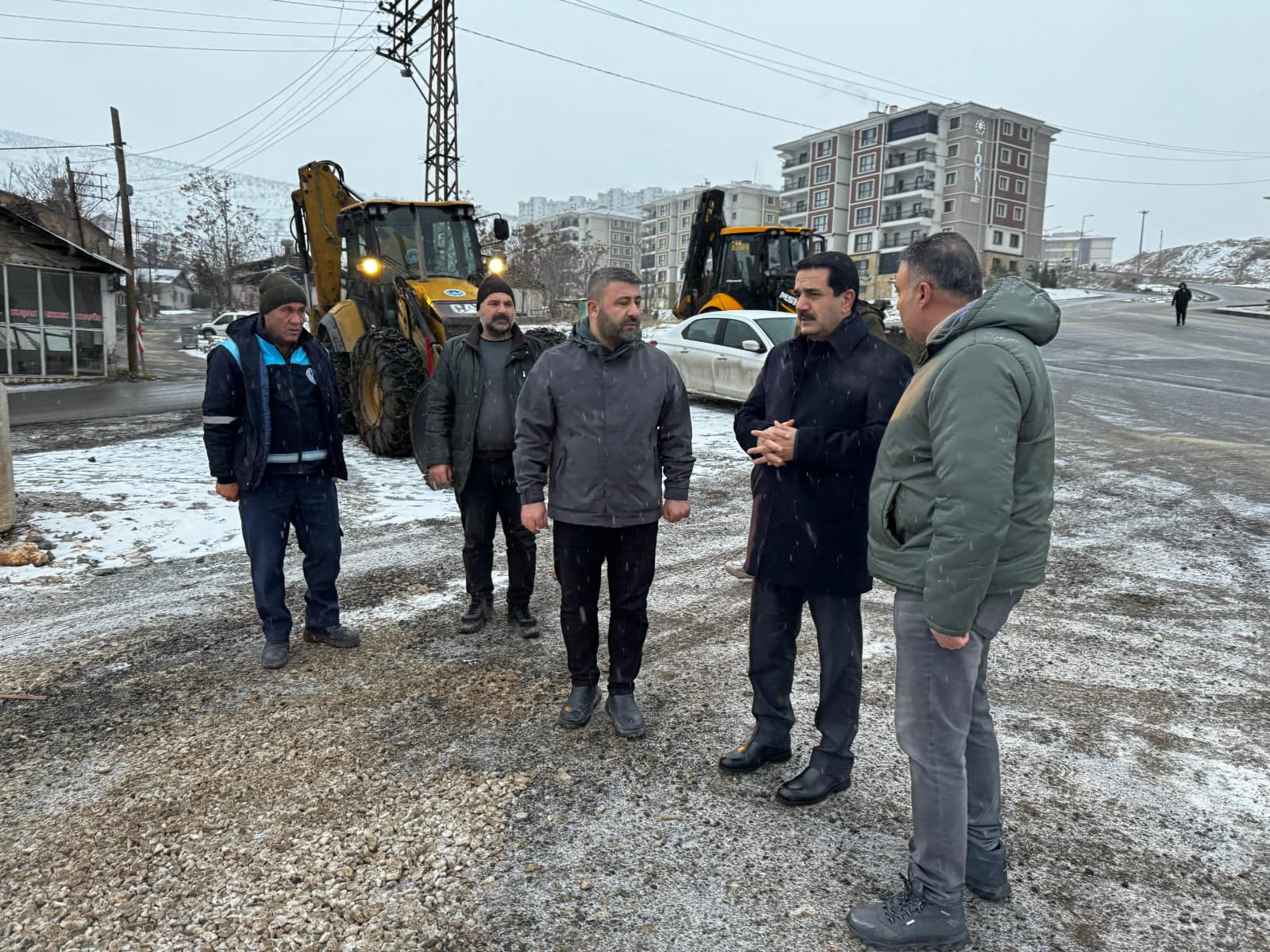 Battalgazi Belediye Başkanı Bayram Taşkın, sabah saatlerinde etkisini göstermeye başlayan kar yağışı öncesinde saat 06.00’da Afet Koordinasyon Merkezi’nde incelemelerde bulundu.