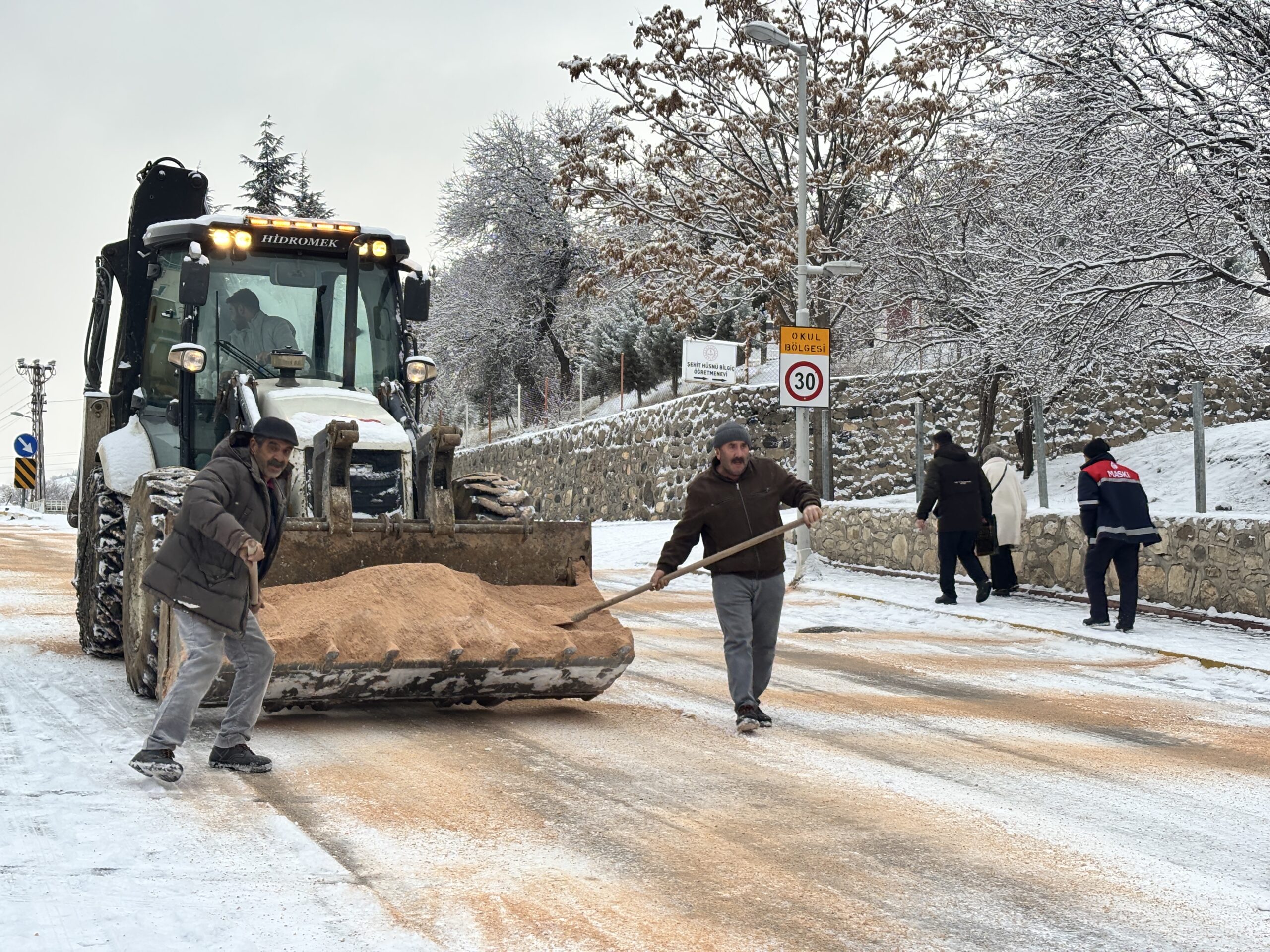 Arapgir Belediyesi Ekipleri Yağışına Karşı Sahada