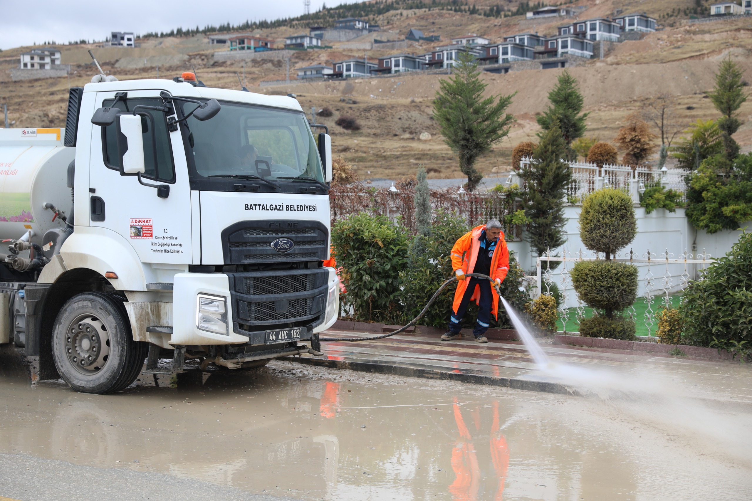 Battalgazi Belediyesi Temizlik İşleri Müdürlüğü ekipleri, yağmur sonrası Pınarbaşı Göleti çevresinde oluşan çamur ve kirliliğe karşı kapsamlı bir temizlik çalışması gerçekleştirdi.