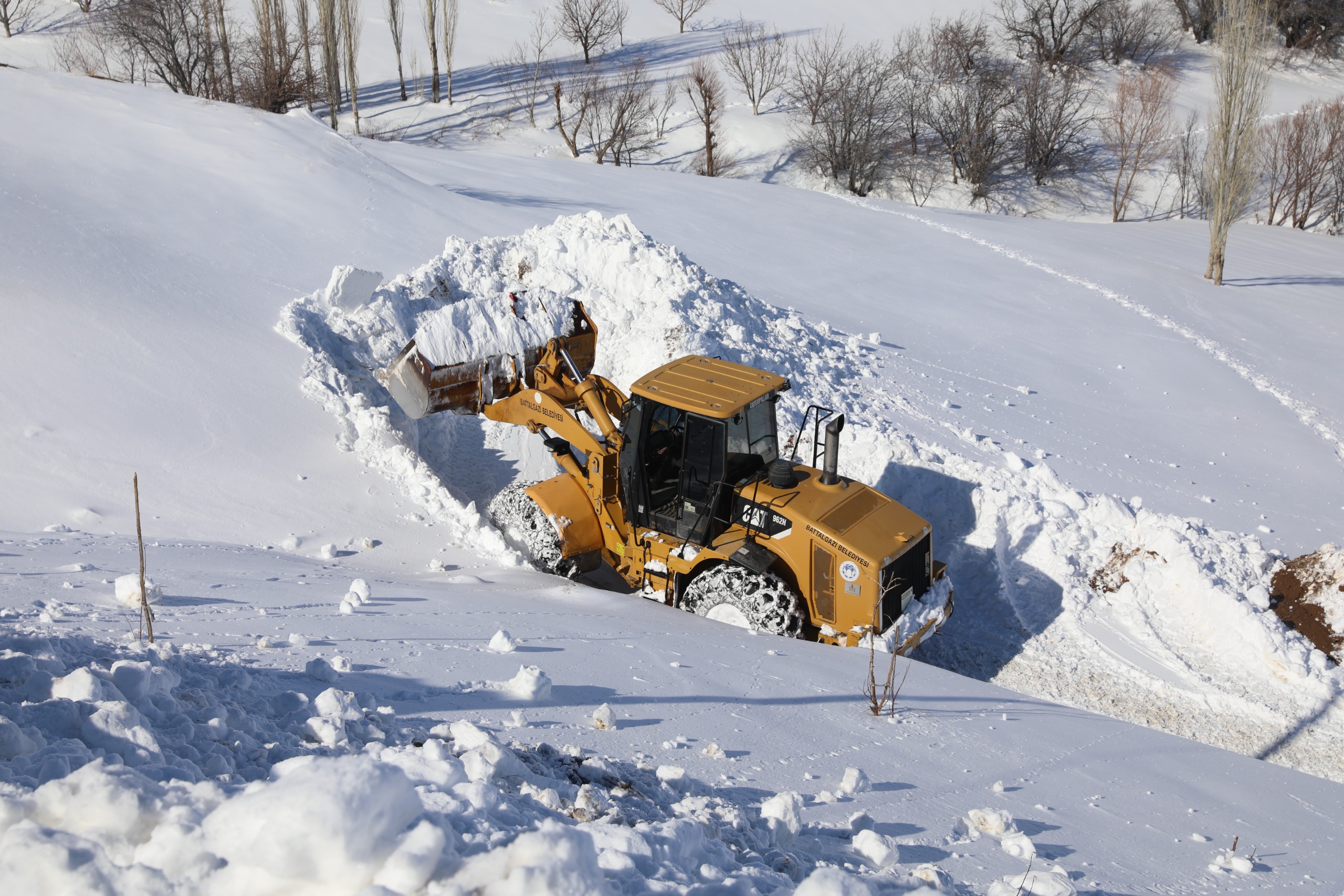 Battalgazi Belediyesi ekipleri, yoğun kar yağışının etkili olduğu Yaygın Puluşağı köyünde yürüttükleri çalışmalarla yüksek rakımlı kırsal bölgede toplam 28 kilometrelik yolu yeniden ulaşıma açtı.