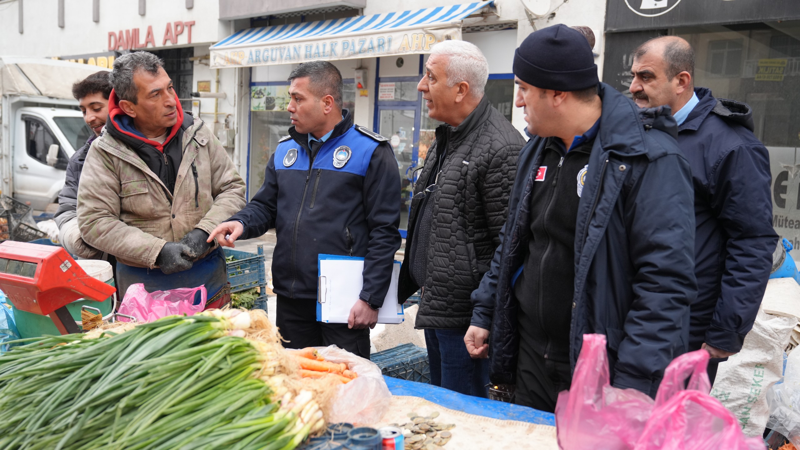 Battalgazi Belediyesi Zabıta Müdürlüğü ekipleri, Malatya Sanayi ve Teknoloji İl Müdürlüğü ile koordineli şekilde semt pazarlarında ölçü ve tartı denetimi gerçekleştirdi.