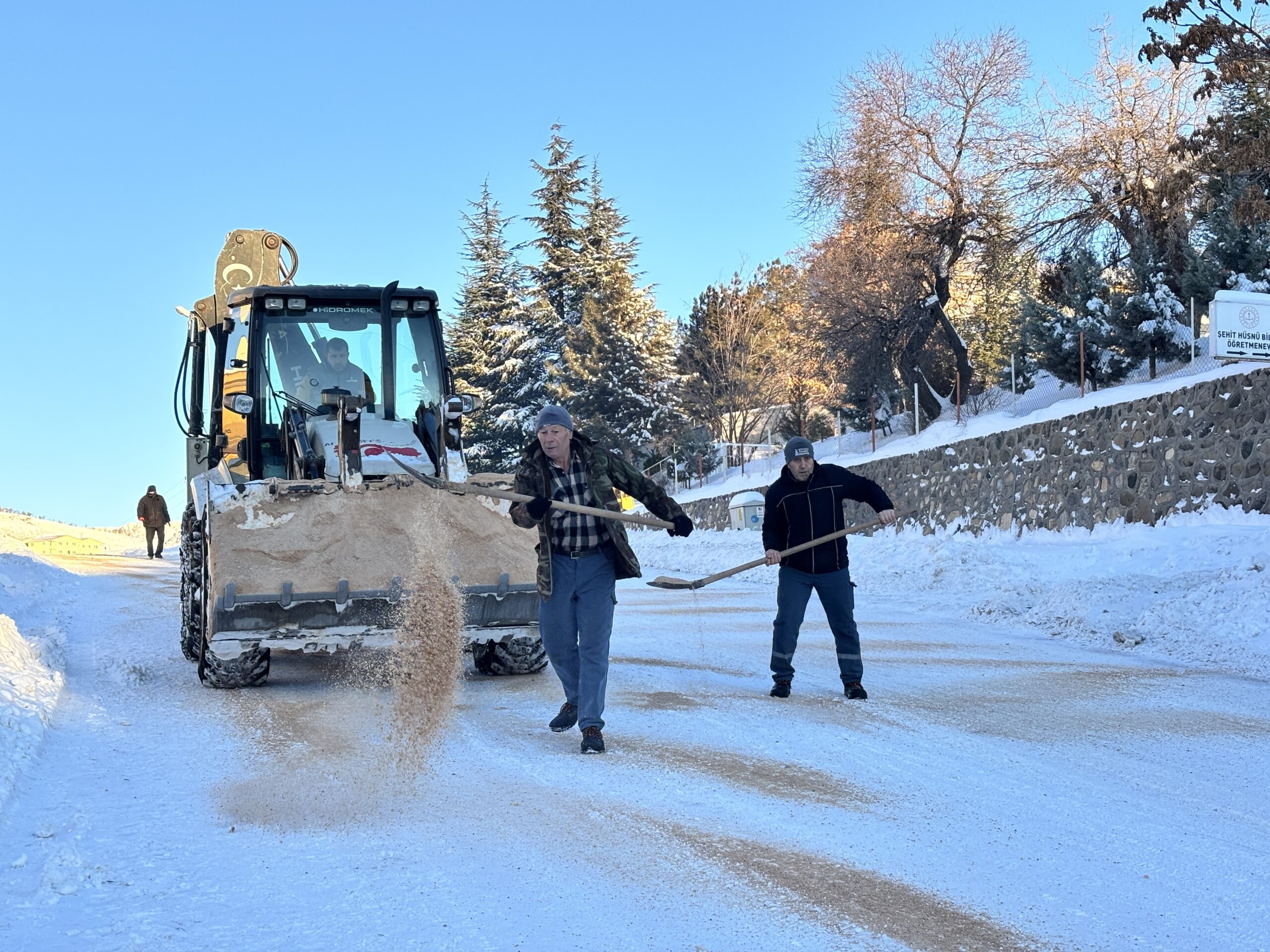 Arapgir Belediyesi, kar yağışının ilçede oluşturabileceği olumsuzlukları en aza indirmek ve vatandaşların güvenliğini sağlamak adına çalışmalarına özveriyle devam ediyor.