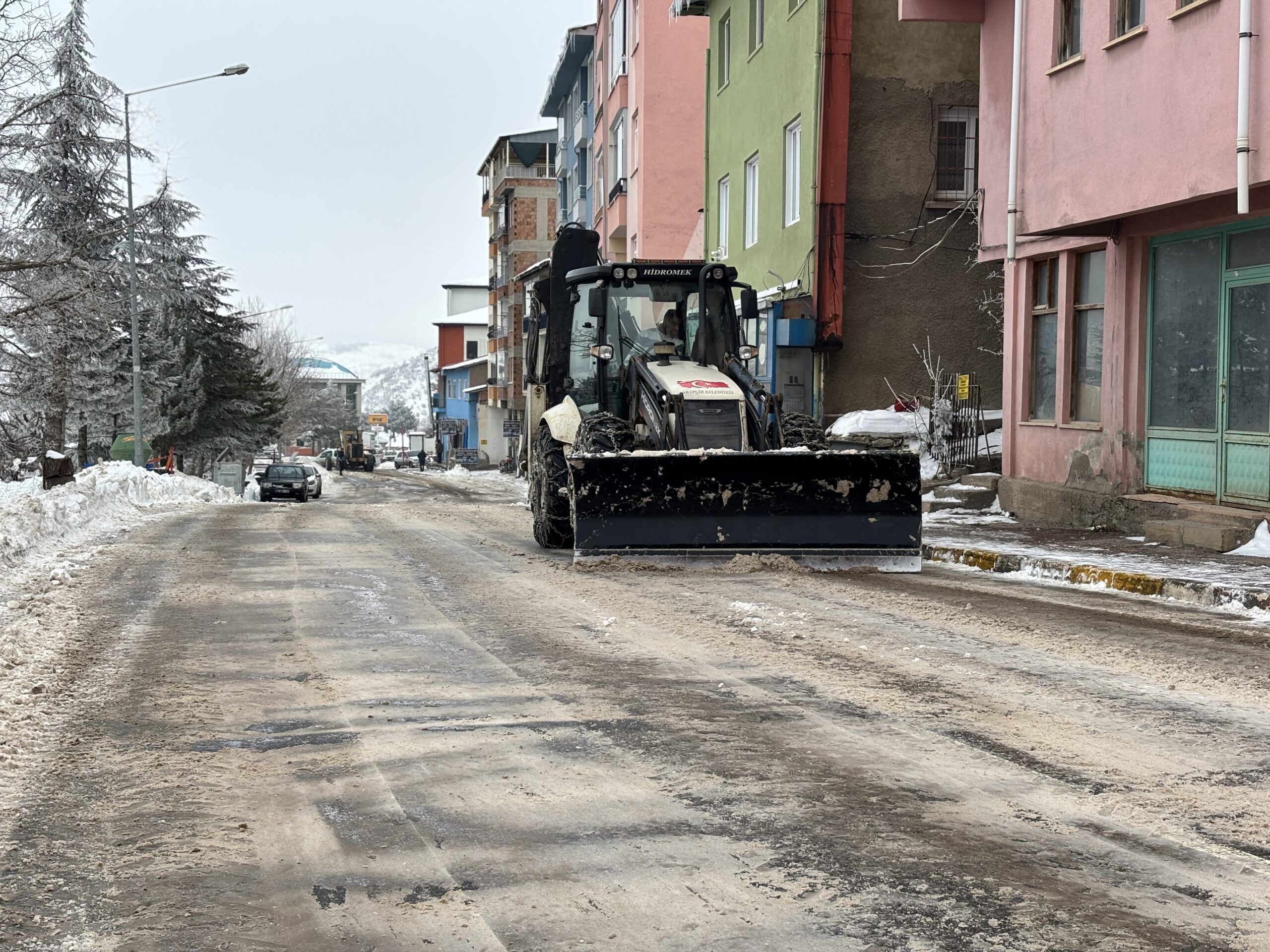 Caddelerde Kar Temizleme Çalışmaları Aralıksız Sürüyor