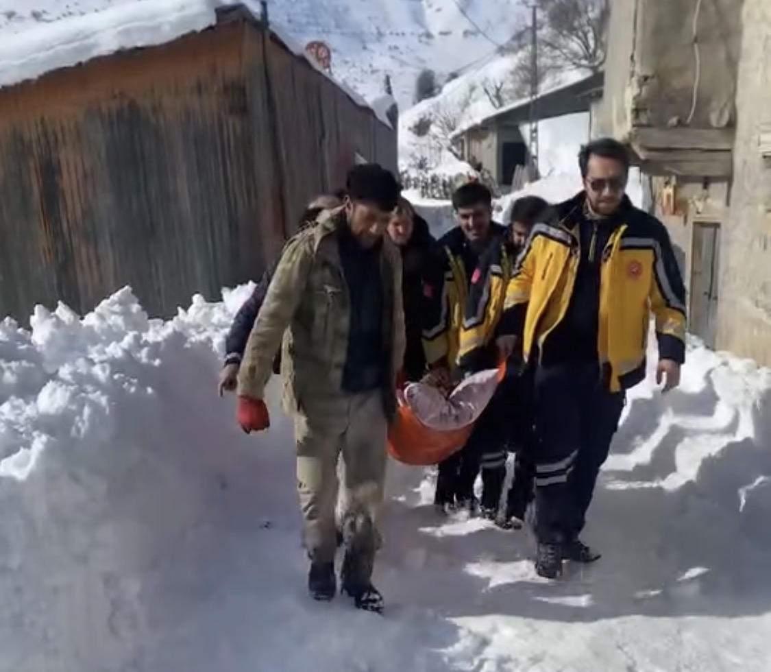 Kardan Kapanan Yolda Hasta Kurtarıldı