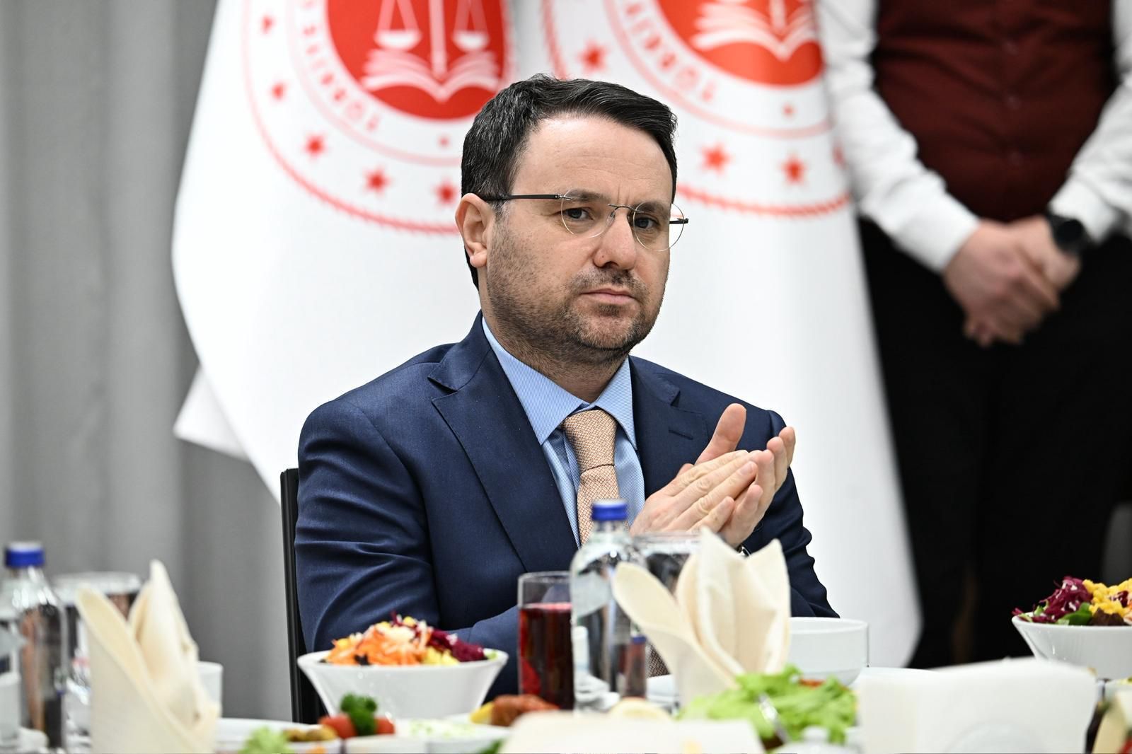 Elinde gerçekten bilgi ve belge olduğunu iddia edenlerin adresi siyasi kürsüler değil, ilgili yargı mercileridir. 