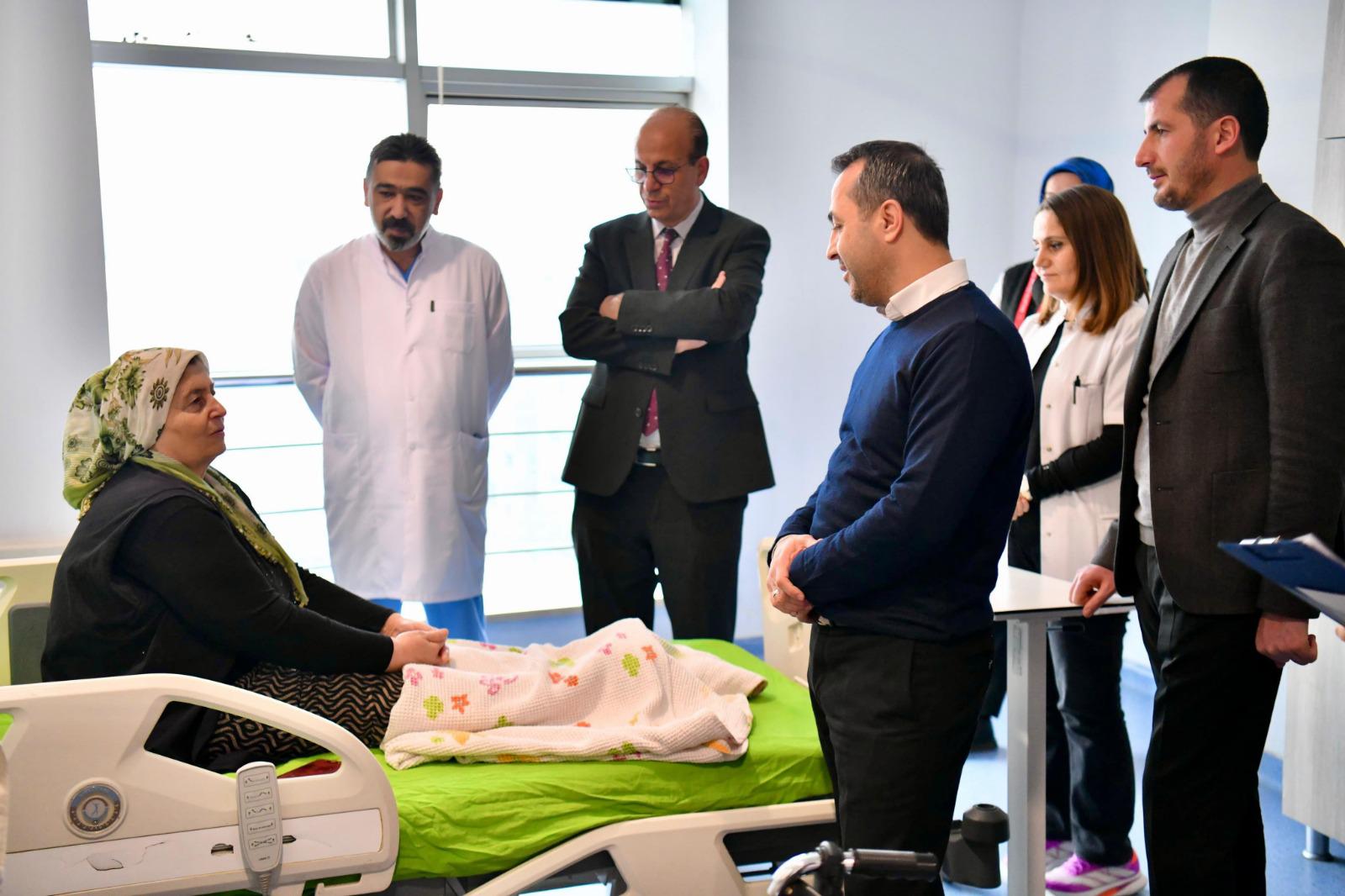 Babacan’dan hastalara ve sağlık çalışanlarına ziyaret