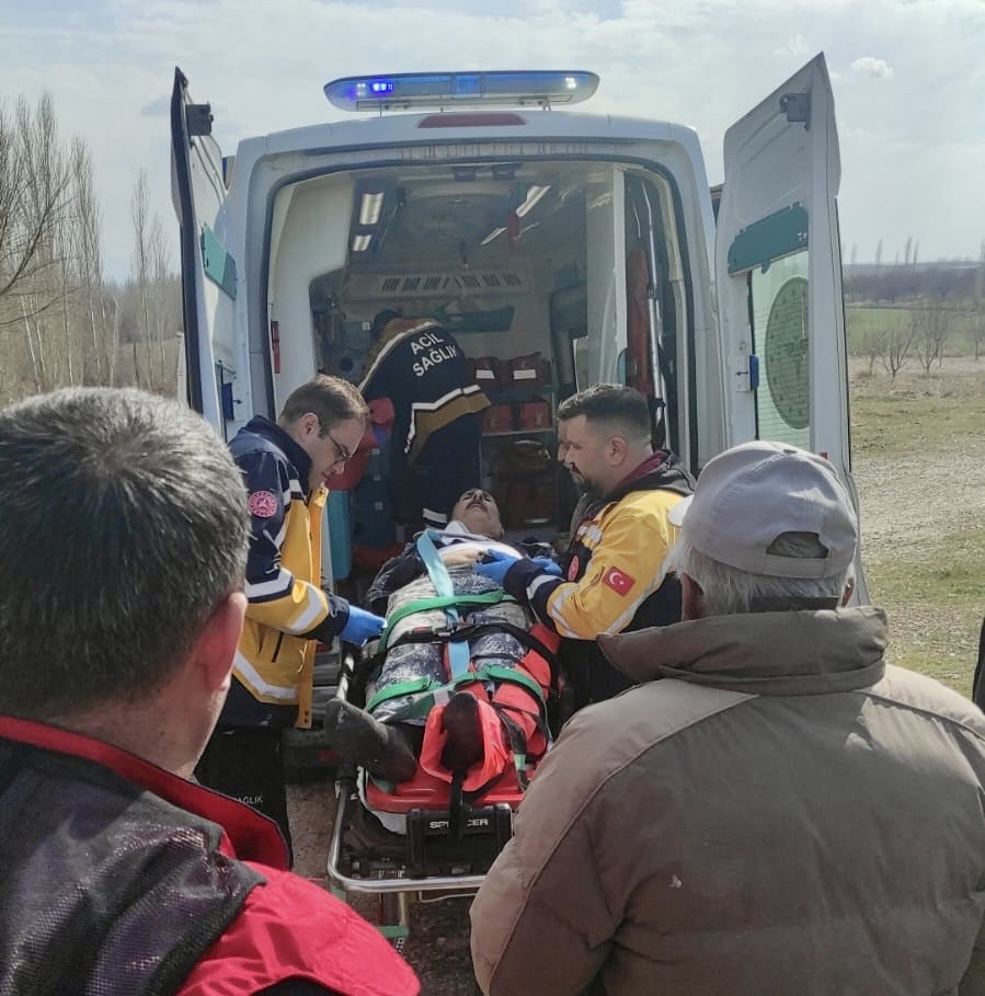 Yazıhan’da Traktör Kanala Devrildi: 2 Yaralı