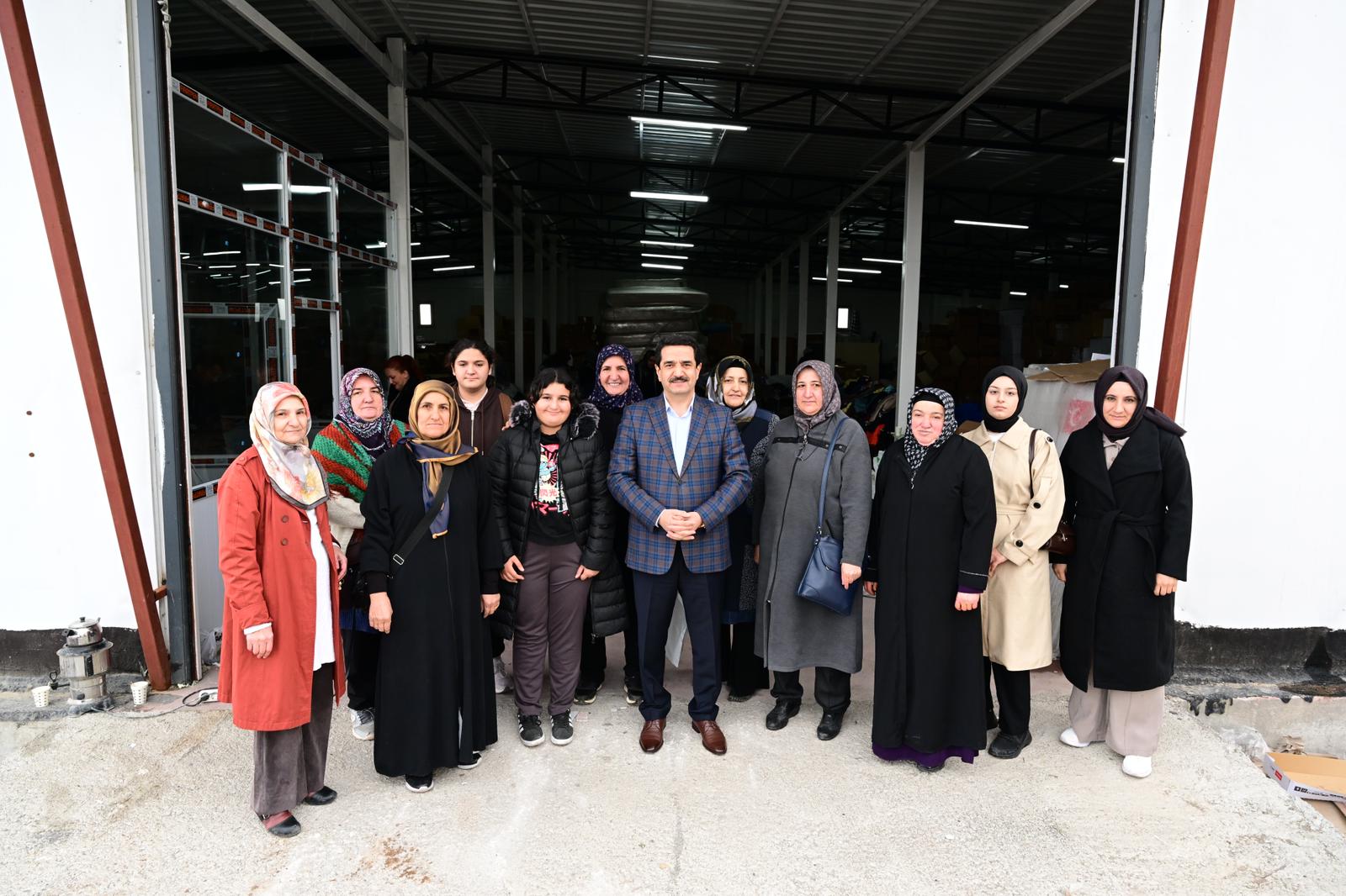 Battalgazi Belediye Başkanı Bayram Taşkın Yardım Malzemeleri Tasnif Çalışmasına Eşlik Etti