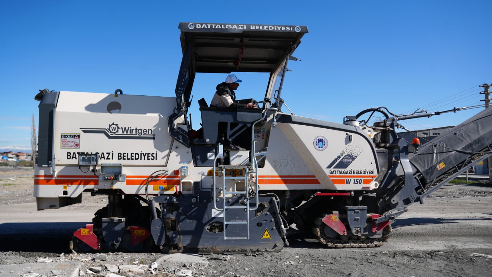 Battalgazi’de Sökülen Asfalt Kırsal Yollarda Değerlendiriliyor